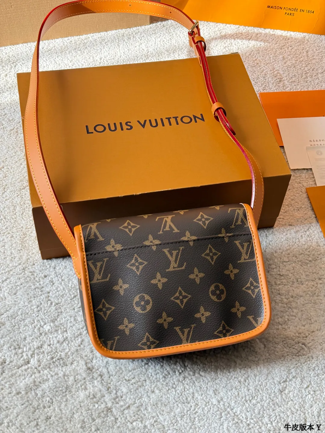 牛皮版本 p230 LV Satchel 迷你邮差包 LV Satchel迷你邮差包,经典Monogram老花帆布+深蜜色牛皮饰边,复古学院风满满!尺寸19x15cm,小巧精致,日常通勤、休闲出行都超适合艹。双扣设计+可调节肩带,单肩斜挎都OK,内部空间能装手机、钥匙、卡包等小物。灵感源自1930年代邮差包,实用又有收藏价值,男女都能轻松驾驭,搭配休闲或复古穿搭都很出彩