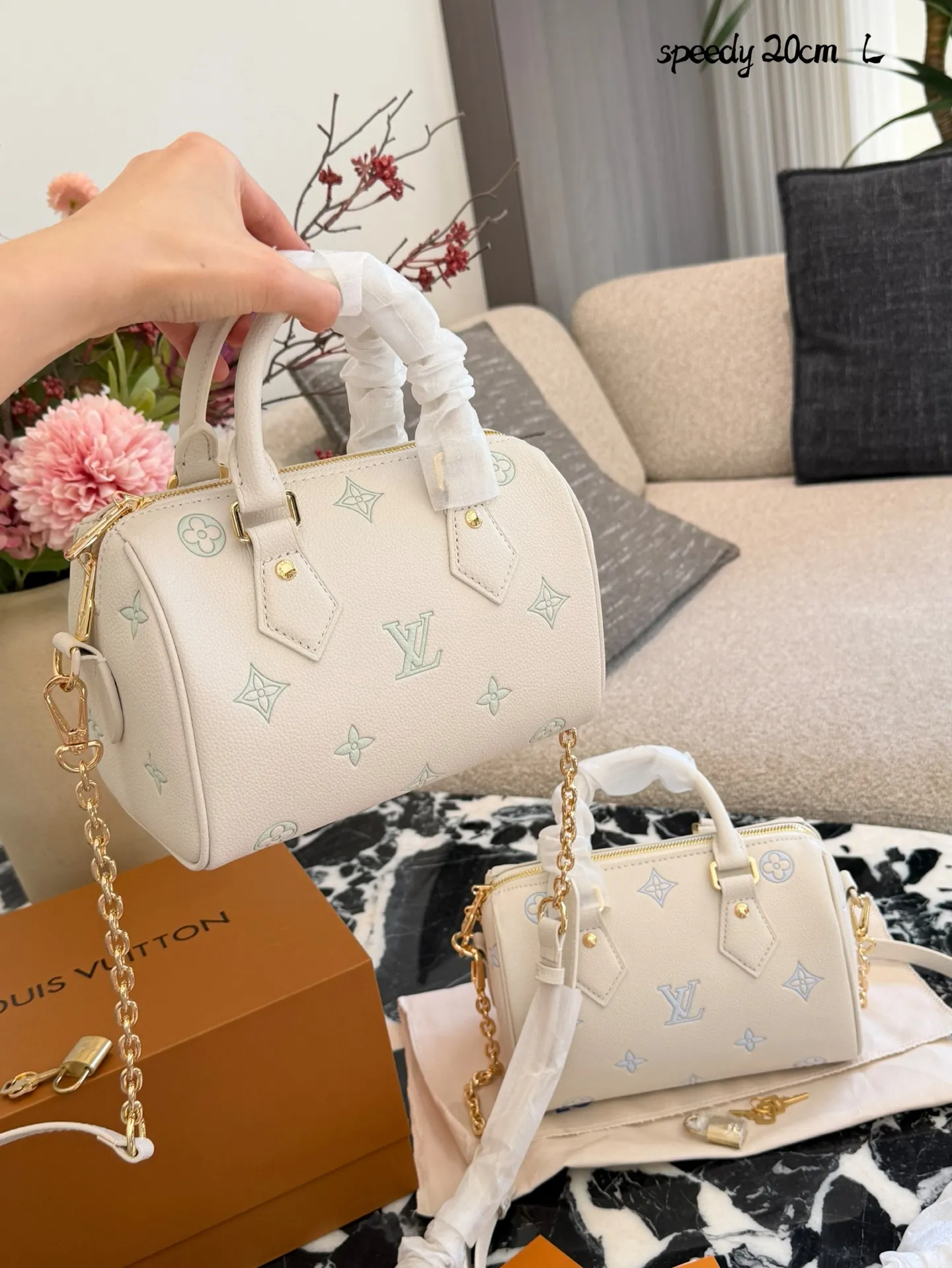 LV Speedy 20手袋p180 LV Speedy 20手袋,白色粒面牛皮+浅绿Monogram刺绣,清新优雅超有辨识度!金属锁扣+链条肩带,手提斜挎都OK,日常通勤、休闲出街都能轻松驾驭汁。内部空间合理,手机钱包都能装,实用又时髦,是LV经典系列的热门款,时尚感满分!