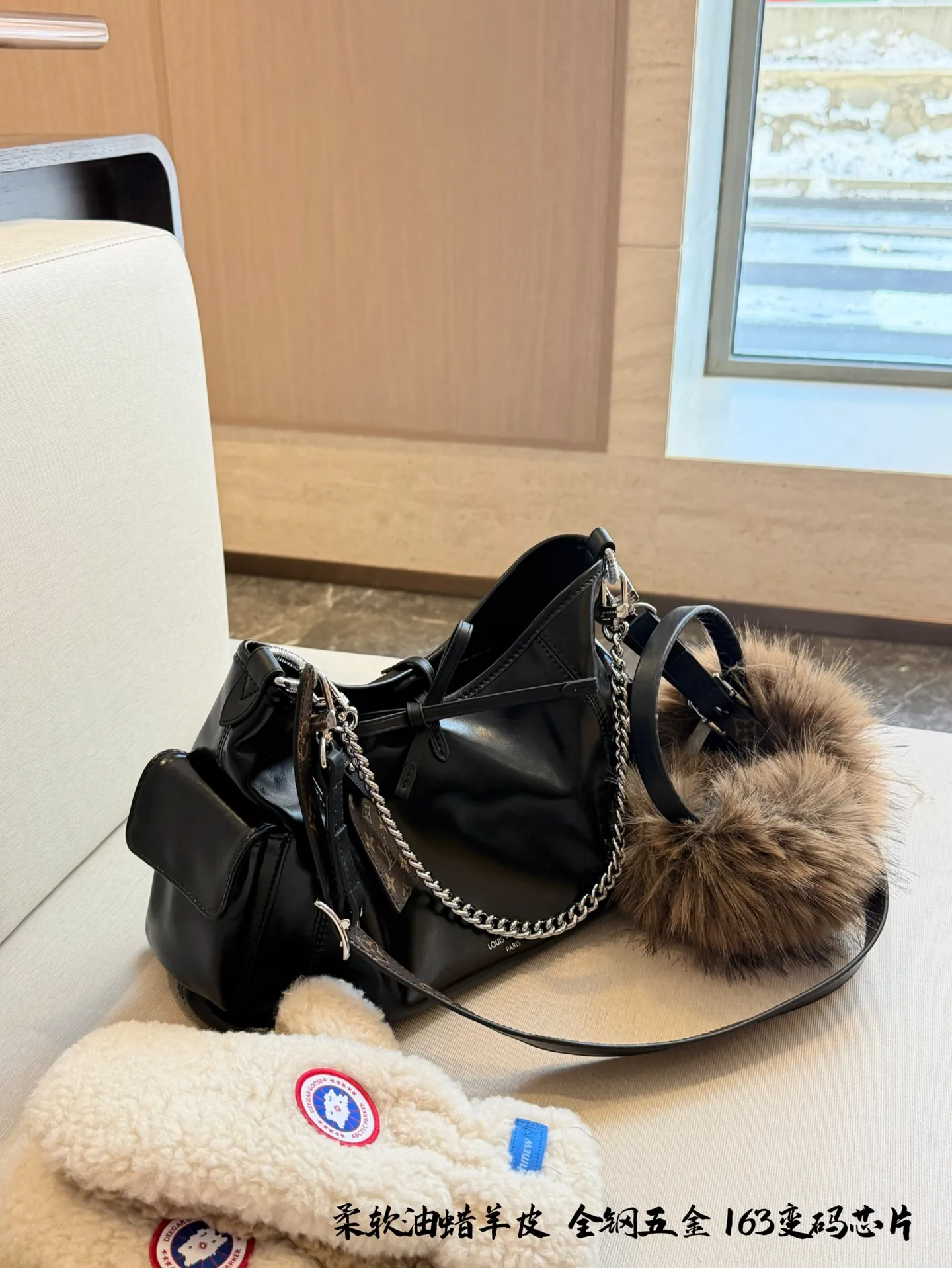 p350 升级羊皮版 LV Carrall小号黑武士] .,暗黑学院风/暗黑机车风● 今日份的酷感cool风暴，由LV的Carryall黑色羊皮包 包引领! 让你轻松成为酷酷日女孩 教经典黑色，如同暗夜中的神秘行者，低调中燃烧着酷劲儿的火a焰。 +羊皮材质，柔软如丝，细腻触感仿佛在与肌肤轻声呢喃。 自重很轻，超大容量，犹如一个无尽的宝藏口袋，轻松容纳你的日常所需，实用与时尚完美并存。宽肩带，不勒肩30cm全套包装