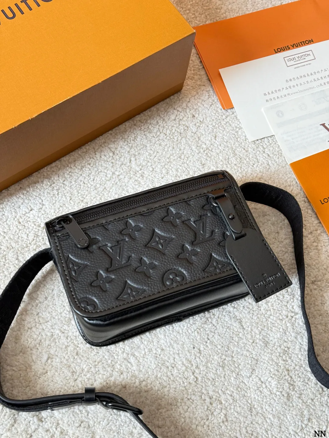 牛皮版本 p170 LV 黑花 Soft Trunk 盒子包 VLV Soft Trunk黑花盒子包，经典Monogram Eclipse黑花图案，低调又有辦识度！涂层帆布＋牛皮饰边，质感满分。配可调节肩带，单肩斜挎都OK，日常通勤、出街超百搭。内部空间合理，手机、卡包、钥匙轻松收纳，拉链开合更安全全。男女都能驾驭，时尚又实用，LV热门款必入 18.5x13x8cm18.5x13x8cm