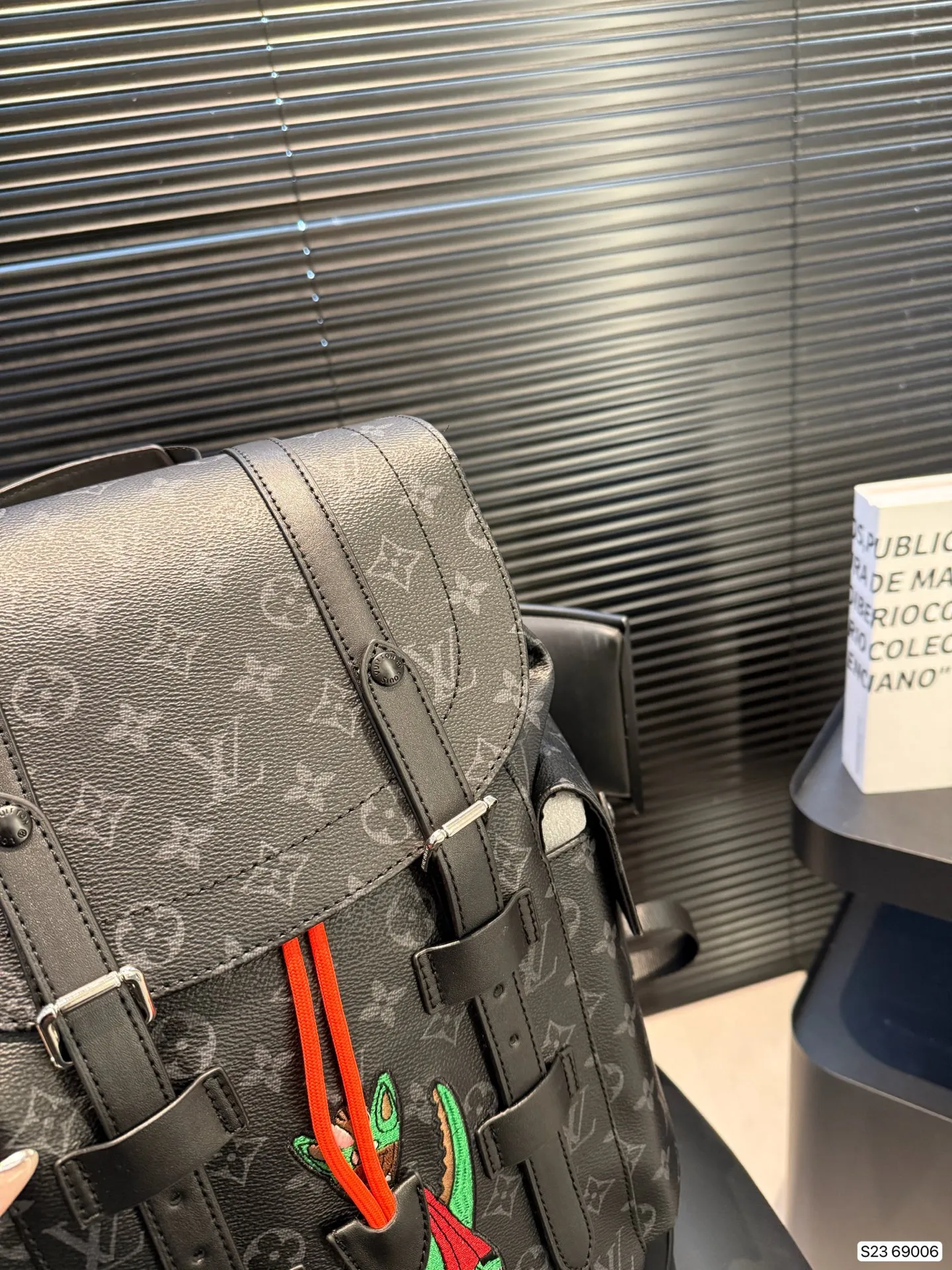 P165 Lv双肩包出货 超级耐磨 超级实用的款式 内衬带logo. 原版电镀五金带logo 这个包包的容量也很大 满足你出行的所有需求 必备的都可以装下 真的是很nice 尺寸 32 42 货号69006