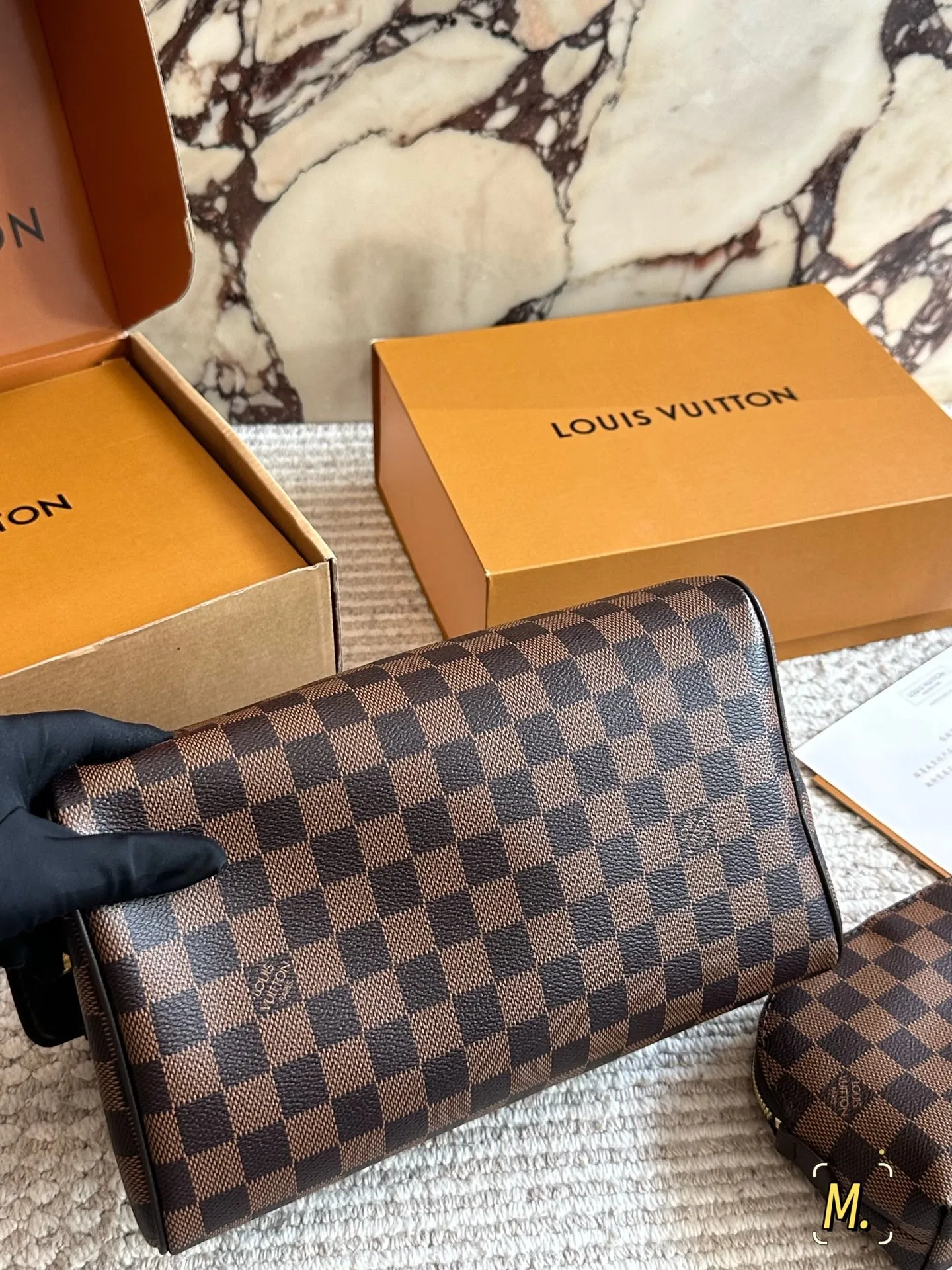 高版本💰145 L家时尚化妆包再次出货,永远都不会过时,女士们的必备品,男士们,女士们,通通可以使用,球星内马尔及各大牌明星,酷爱的一款双拉链的手包➕化妆包,经典老花,面料采用:进口原版PVC面料,尺寸 :27 14cm