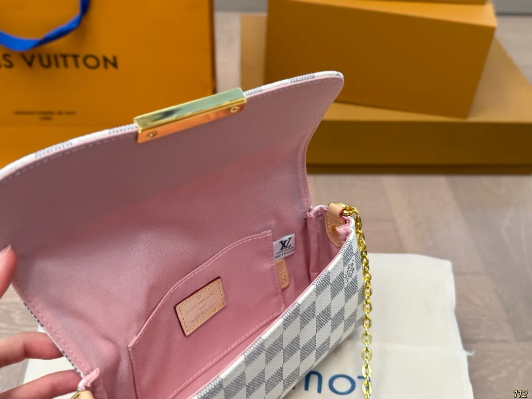 原版复刻&yen;140飞机盒 LV小号晚宴包 变频芯片 路易威登lv腋下包 搭配2条肩带可斜挎🛍 全新搭配 高端品质 原版面料 超级大牌的一款 上身特别洋气 喜欢的美妞抓紧自留啦 尺寸：小号21 11