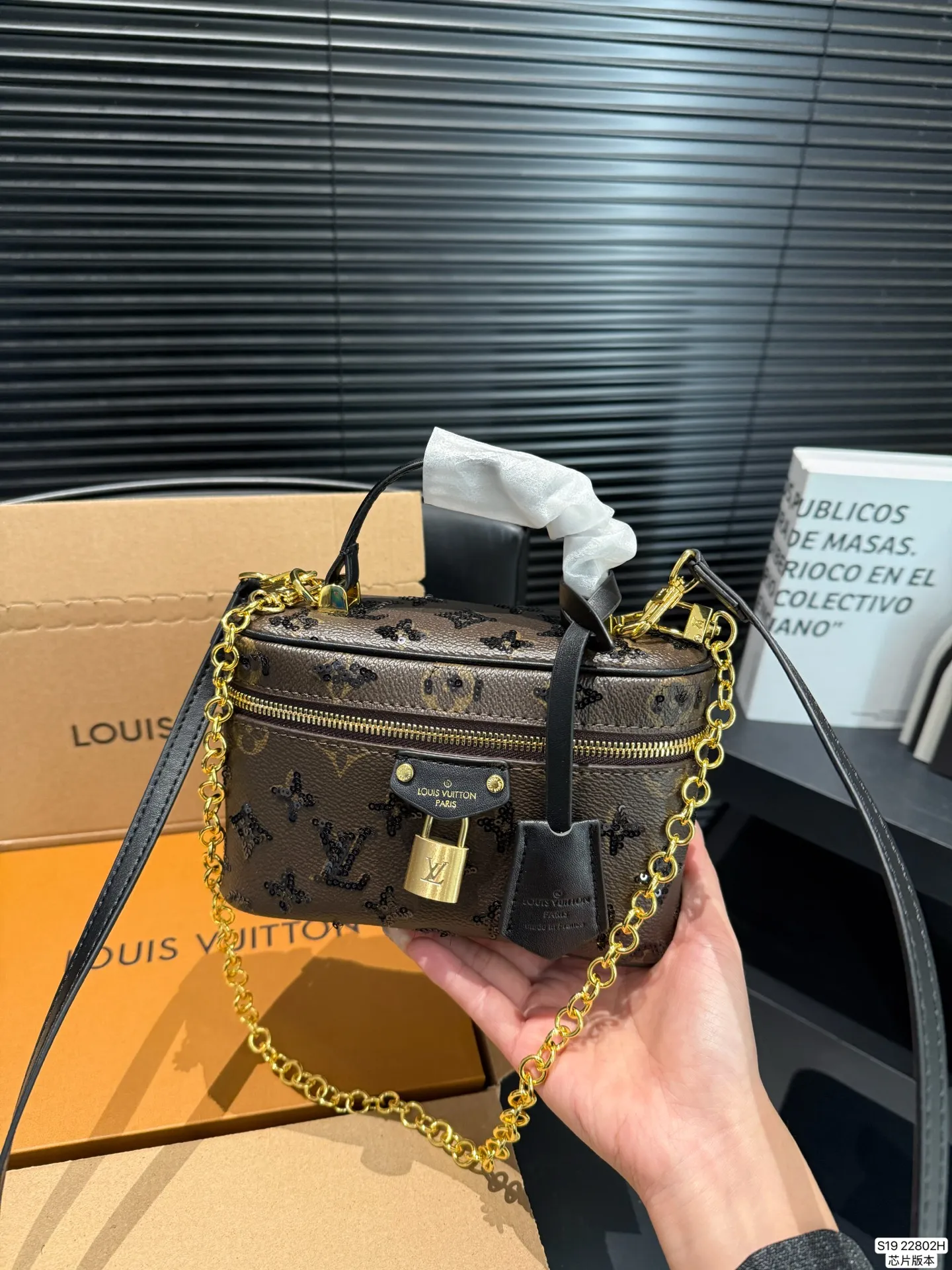 P145 配飞机盒折叠盒子芯片版本 季的化妆包颇受时尚界的青睐,看到第一眼就种草了!!造型很硬核 但空间很实用~走在路上就是一道行走的风景线啊。回头率杠杠的~ 而且真的好好搭!瞬间成为了这季街拍中的常客这只精致的LV化妆包,难道她不香吗~今年度过炎炎夏天的动力 ,就靠她给我补给了尺寸:19 12 货号22802