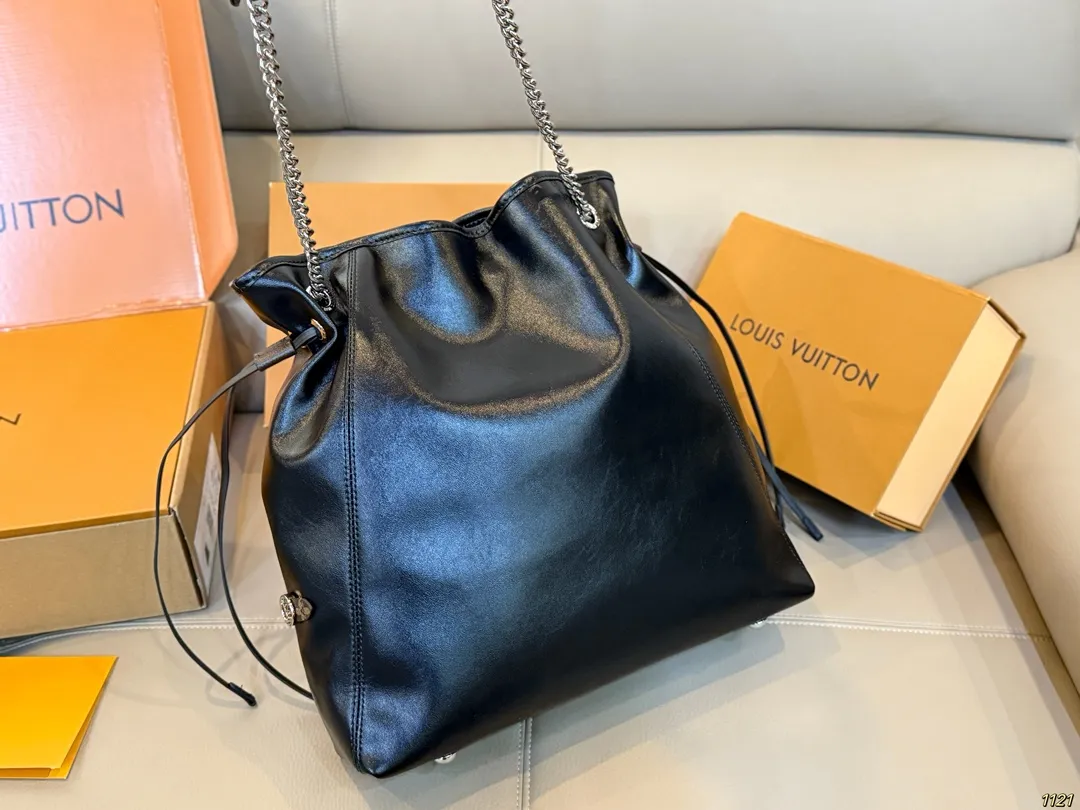 原版复刻¥220飞机盒 钢五金163变码芯片 8月新款LV OFF DUTY VIBE也叫“下班包” 背上它一键去除班味儿,化身都市丽人😍 甜酷中带着一丝儿随性慵懒 包包是抽绳设计,可以单肩也可以斜挎 下班背上它,说走就走 一起来开启下班模式 尺寸:中号单肩包35 37