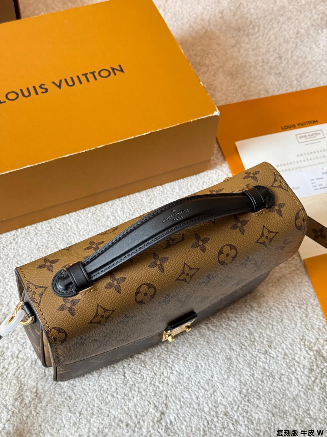 复刻版 牛皮 p195 Lv Pochette M&eacute;tis 邮差包 复刻版 牛皮 邮差包老花手提单肩斜挎包，优雅低调的外形设计和宽敞的包身更加入了实用性，LV闪亮的纯钢金色五金配件- 可调节肩带，配有树糕皮的肩垫，拉链闭合 超细纤维内衬 尺寸：25*20cm