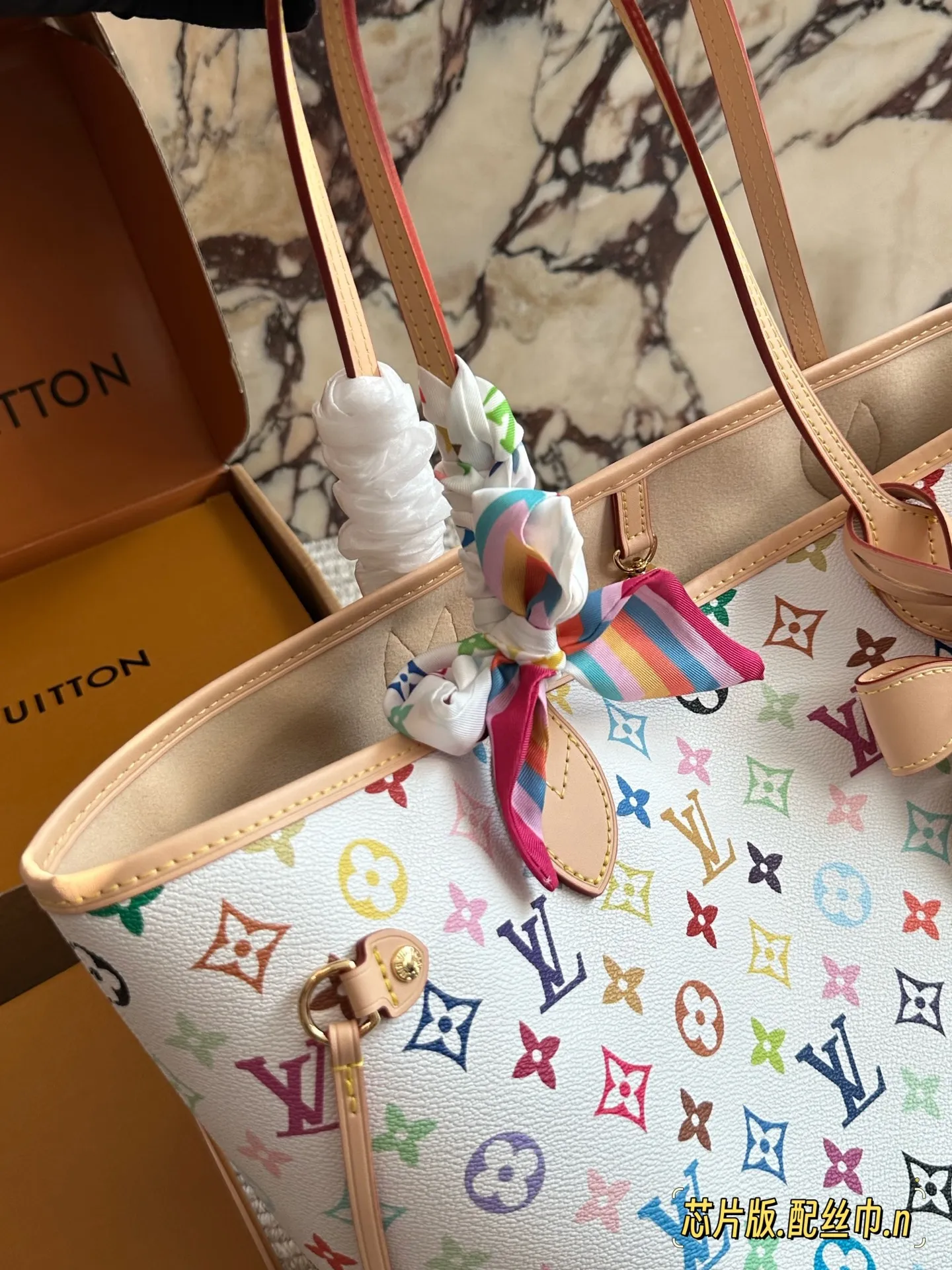 💰240 村上隆系列 lv neverfull购物袋的经典王牌，超大容量的设计作为妈咪包和OL通勤都是妥妥 滴,出镜率 最高的包款。条纹内衬完全不单调沉闷，设计感十足，可拆卸式子母拉链手包，既可单独作手拎包使用，亦可作为额外的内胆 清 丽中带点小女人的可爱韵味!尺寸: 32x29 x 17 cm 配礼盒