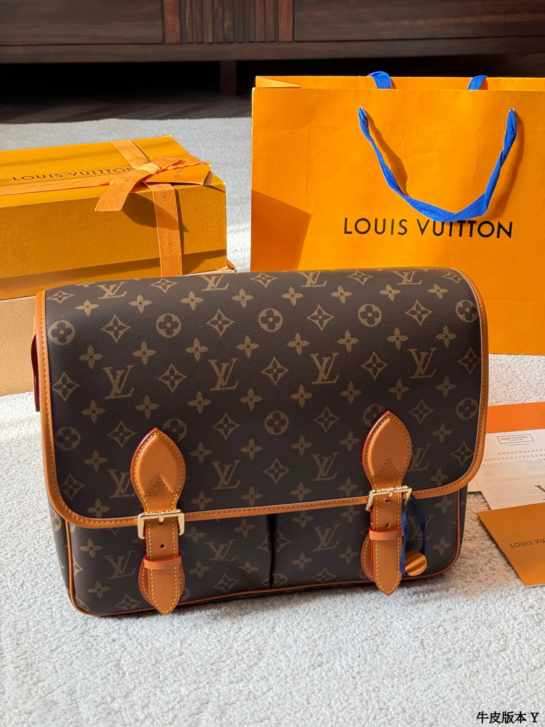 牛皮版本 p250 LV Satchel 邮差包 LV Satchel邮差包，经典Monogram老花帆布+深蜜色牛皮饰边，复古学院风满满！小巧精致，日常通勤、休闲出行都超适合艹。双扣设计+可调节肩带，单肩斜挎都OK，内部空间能装手机、钥匙、卡包等小物。灵感源自1930年代邮差包，实用又有收藏价值，男女都能轻松驾驭，搭配休闲或复古穿搭都很出彩 尺寸 35 26cm