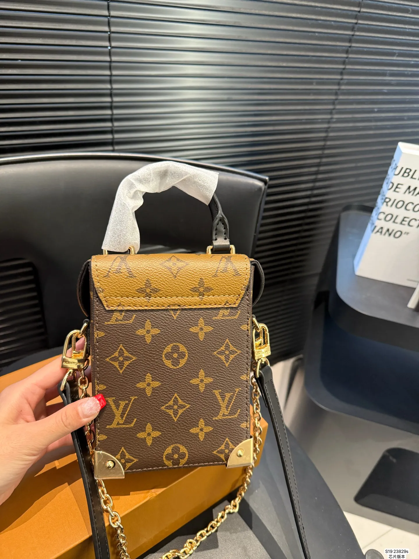P145 配盒子 Lv手机包芯片版本 LV | 老花新款Metis手机包圃首发实拍分享LV 能放下16PROMax啦 出门特别方便 链条是和金属拼接,时髦感满满! 尺寸:12 17 货号23829s