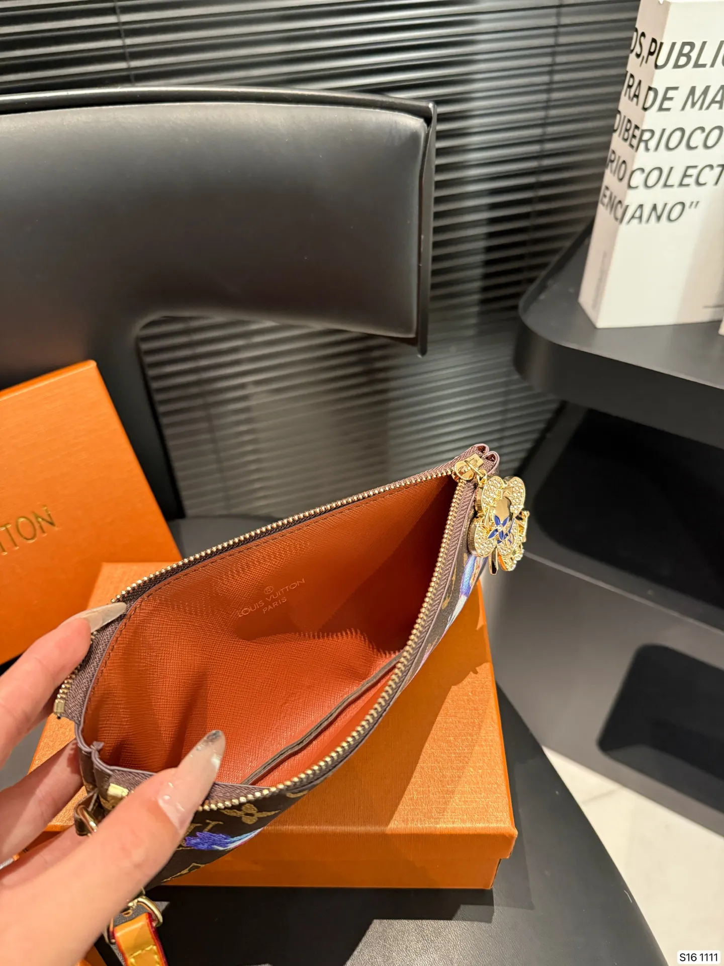 P130 配盒子 LV 专柜最新款火爆登场!做工精致, 媲美专柜!多功能小钱包超级实用 尺寸20 10 货号1111