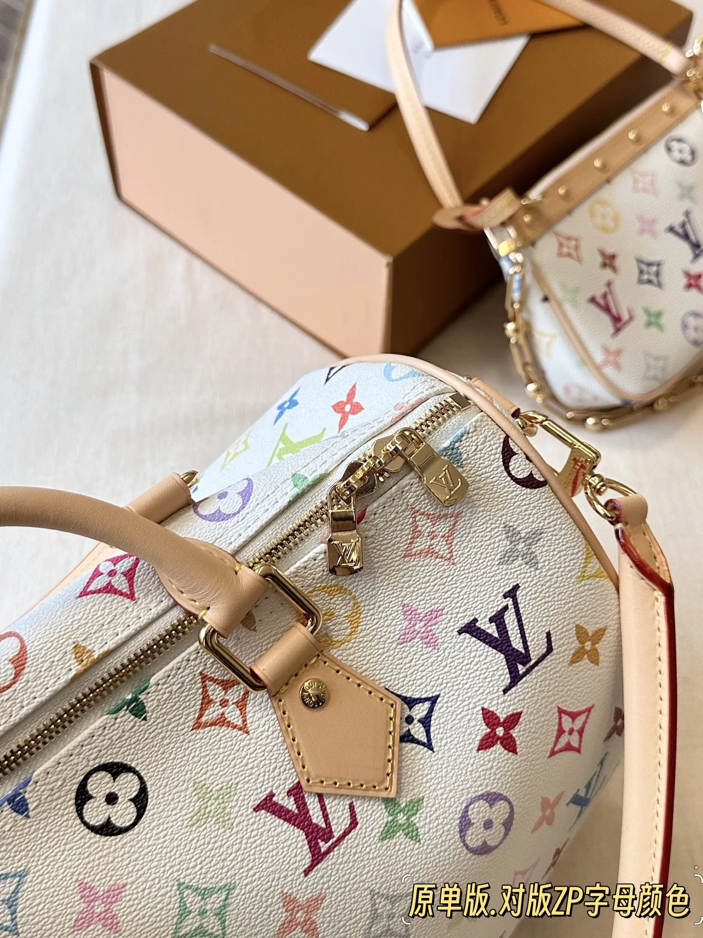 💰300 配盒 白三彩 原单版 size:30*21cm 快來看看L家 Speedy30 枕头包 尺寸30公分日常、旅行都適合! 这个尺寸太喜欢了 真好用!也太 COOL!