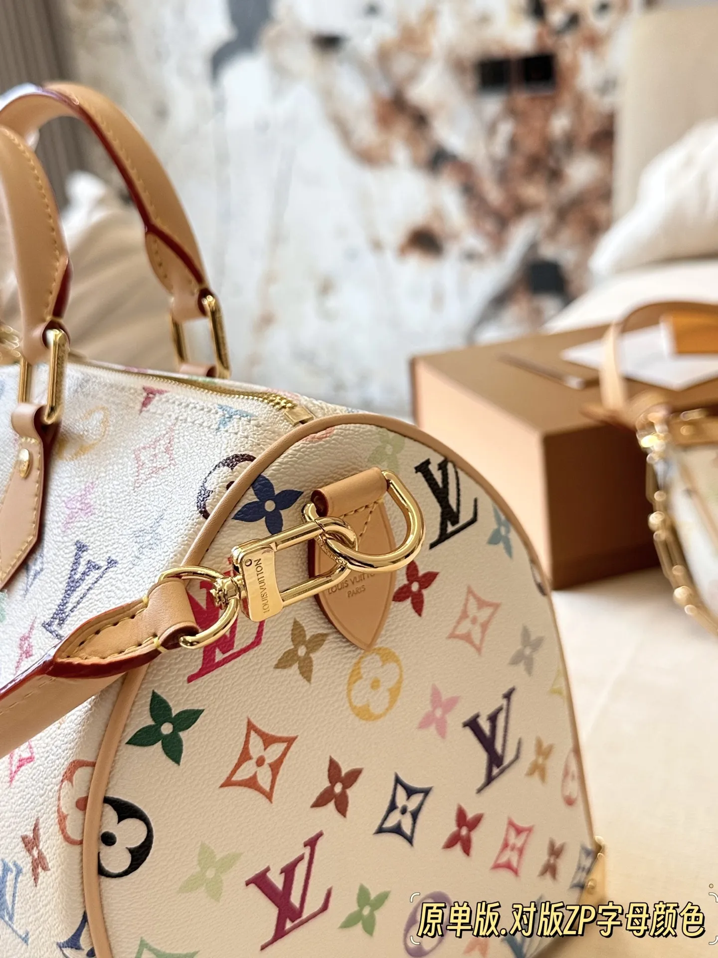 💰300 配盒 白三彩 原单版 size:30*21cm 快來看看L家 Speedy30 枕头包 尺寸30公分日常、旅行都適合! 这个尺寸太喜欢了 真好用!也太 COOL!