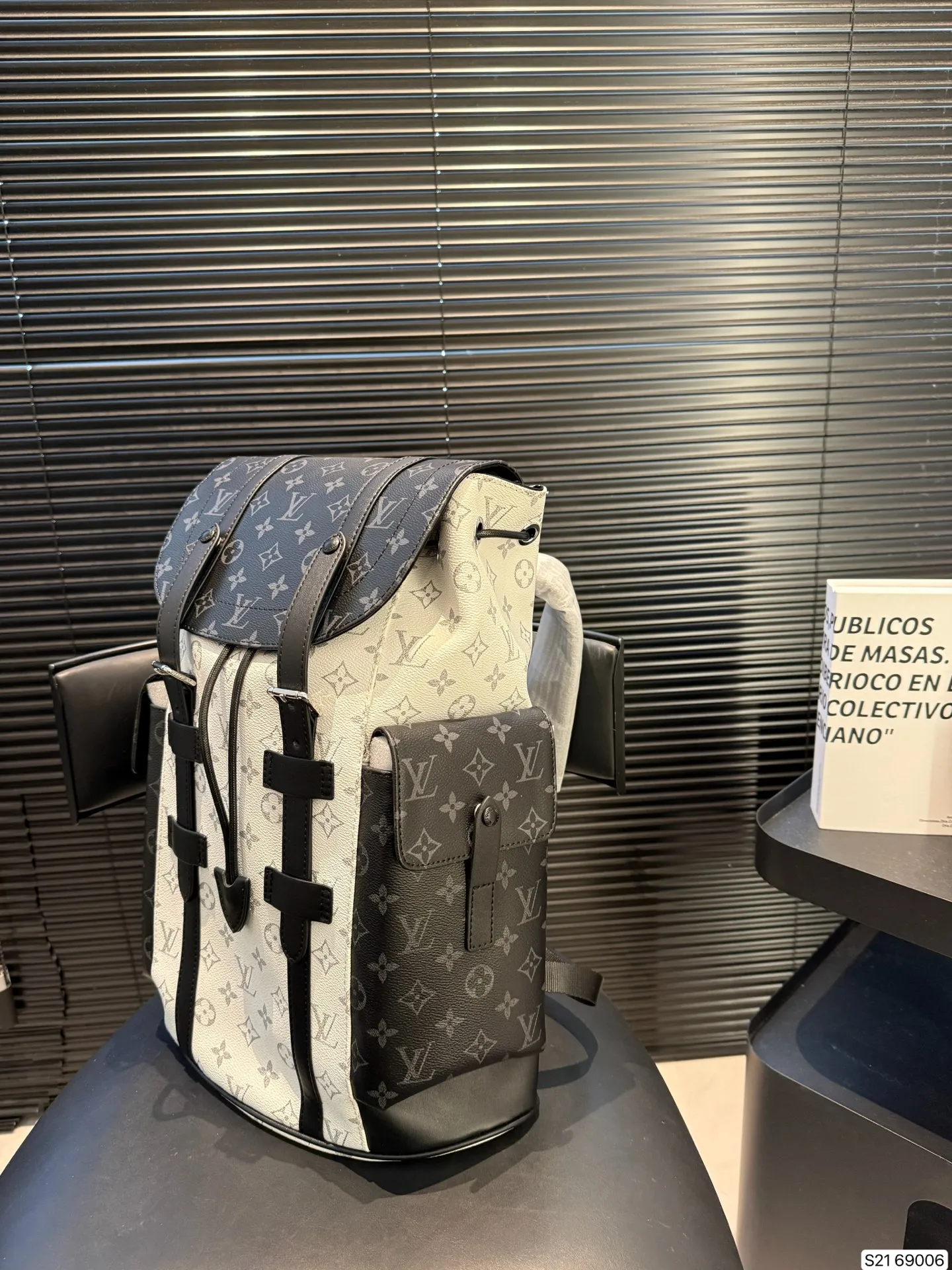 P155 LV 早春最新款 双肩包 这款时尚功能背包是最适合都市活躍人士 它将运动袋形与独特的品牌细节元素结合 背都超好看哦!尺寸: 32 42 货号69006