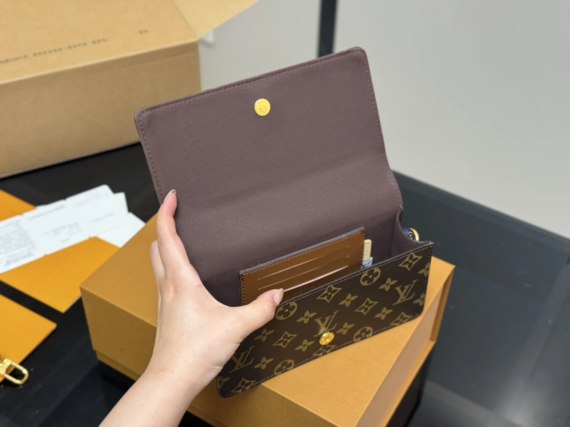 ¥155 配折叠盒飞机盒 Lv新款Lily woc, 容量看起来比三合一更加分! 有种复古感,而且链条还能拆哦。 下一个爆款 尺寸:21.12cm