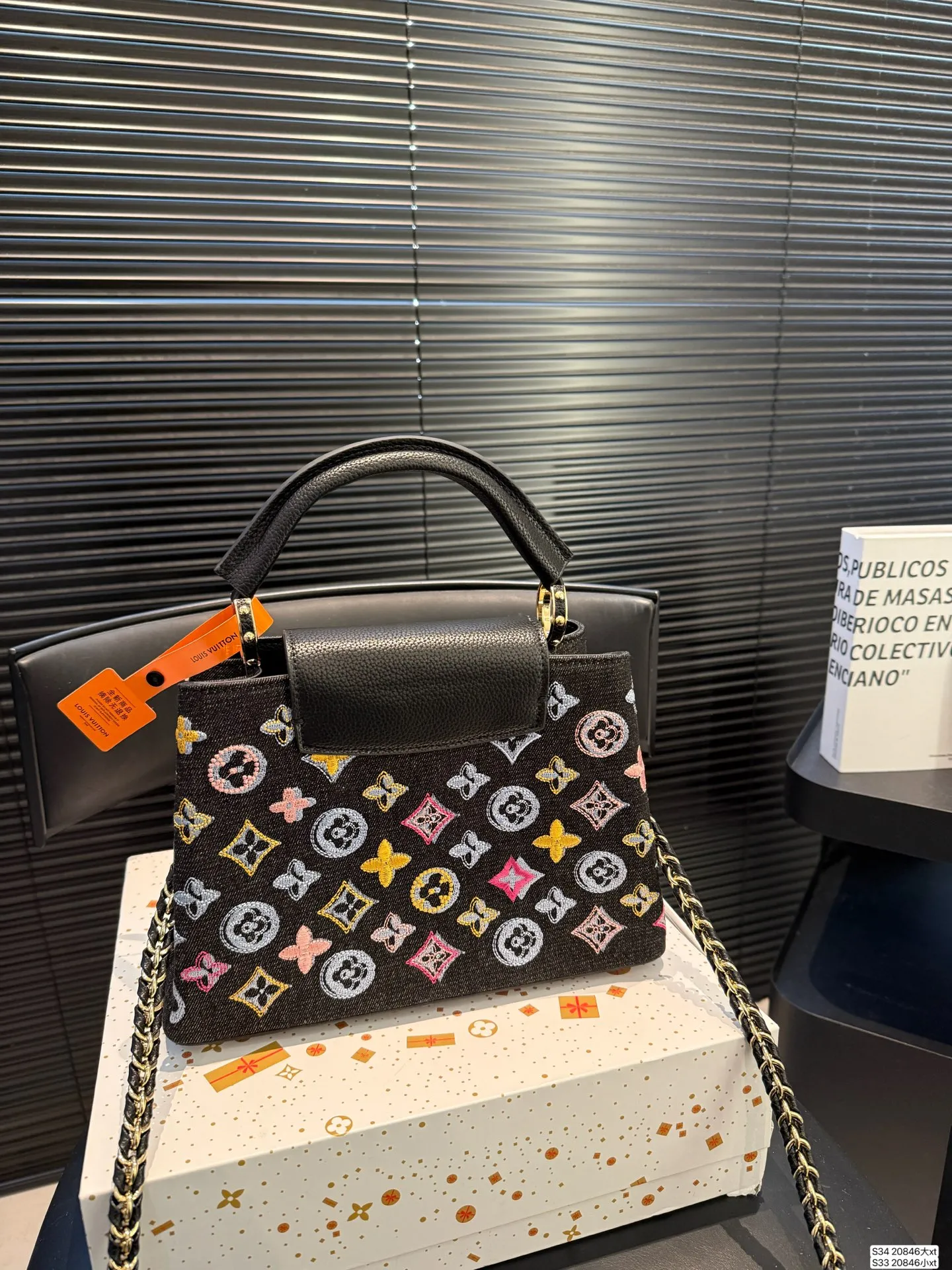 大号P220 小号P215 LVCapucines 贵妇包 超繁琐制作工序，女王范儿必备，经典大logo设计，结合monogram经典小花元素[哇]简洁大气，尺寸合理、容量OK，可手提可单肩， 尺寸：大号27 18 小号20 14 货号大20846