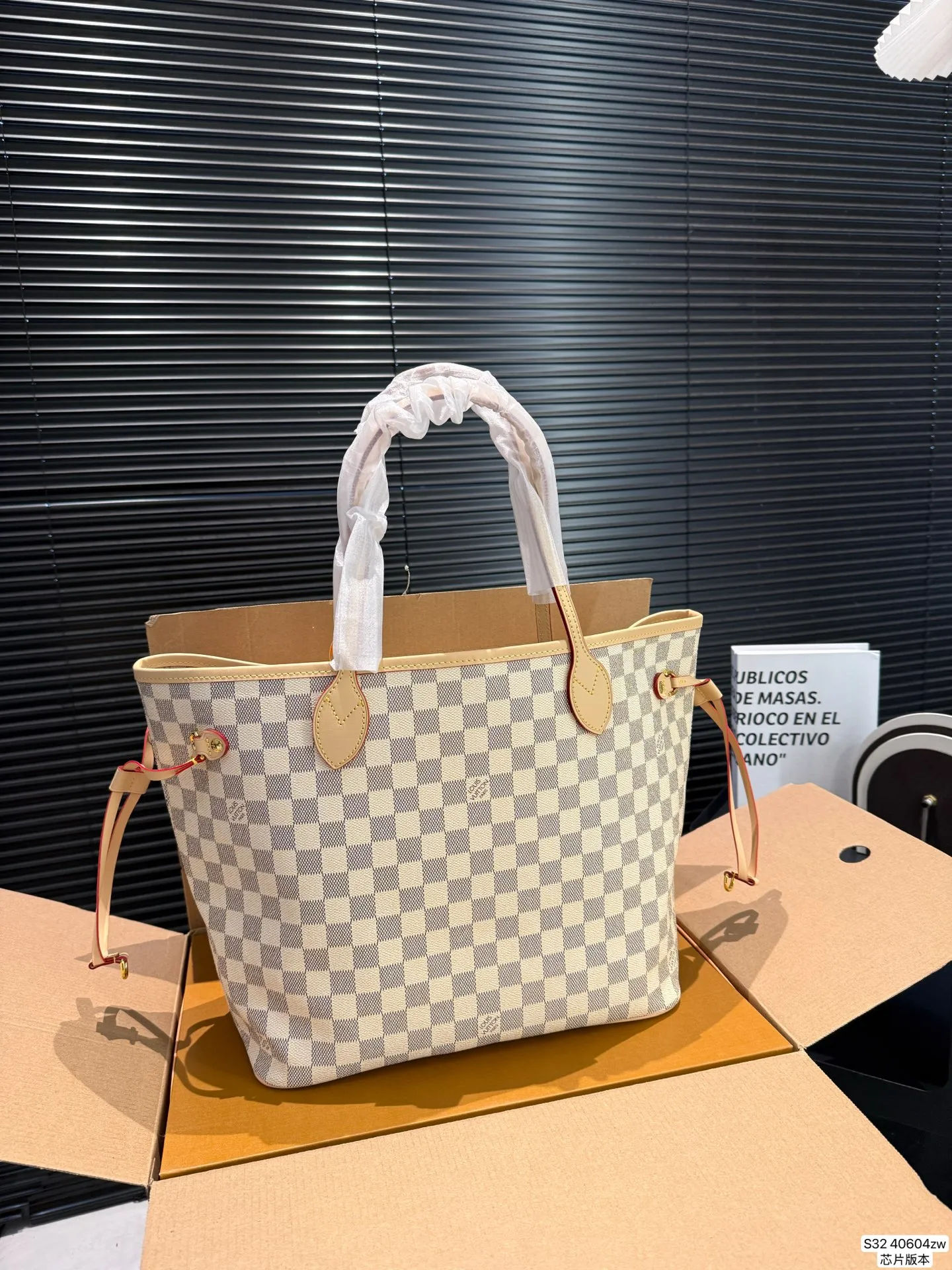 P210 配折叠盒飞机芯片版本 LV 经典购物袋 Neverfull 全新演绎经典手袋，探索袋内精致细节。重新设计的内袋采用了清新的织物内衬和灵感源自档案馆的复古细节，最值得称道的莫过于可脱卸式拉链手包，它既可单独作为一只精致手拿包使用，亦可作为额外的口袋。明快的内衬色调为 Monogram 经典帆布增加了更多活泼生动之感。尺寸31 29 货号40604