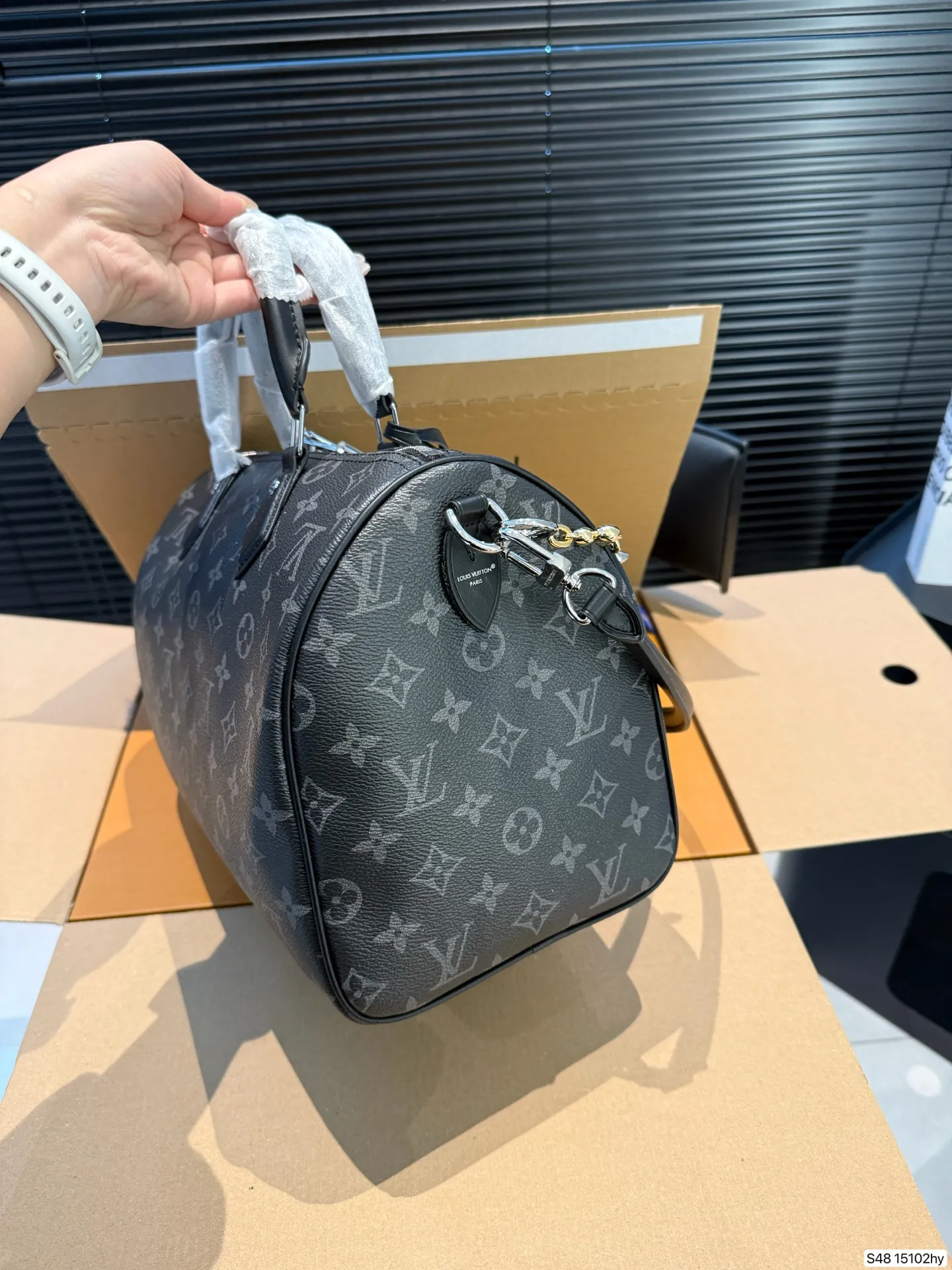 P290 配飞机盒折叠盒 Lv X Nigo Keepall 30.枕头包 手袋是一款理想的都市手袋。 标志性的造型与经典的 Monogram 帆布,加之多种携带方式和奢华的天然饰边为该包平添一份时尚前卫之感。尺寸:30 21货号15102