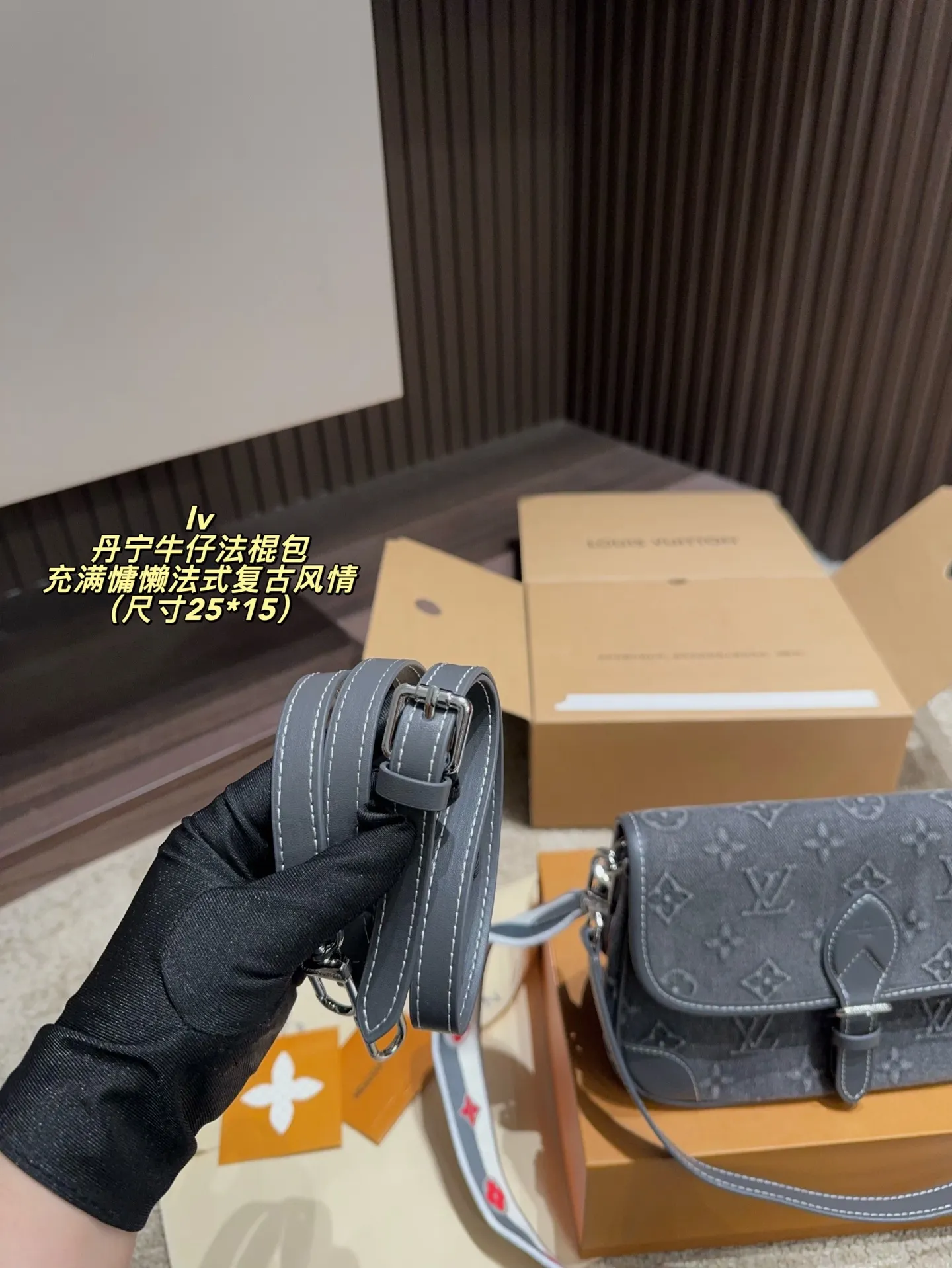 P205配折叠盒⚠️尺寸25*15 lv丹宁牛仔法棍包 充满慵懒法式复古风情的法棍包,方方正正的长方包型,采用上窄下宽的梯形设计不只更贴身,而且容纳力十足。内里开合间隔实用分明,背面也设有隔层,超级无敌能装❗️ 可拆卸长短双肩带设计,单肩斜挎手提多功能兼备