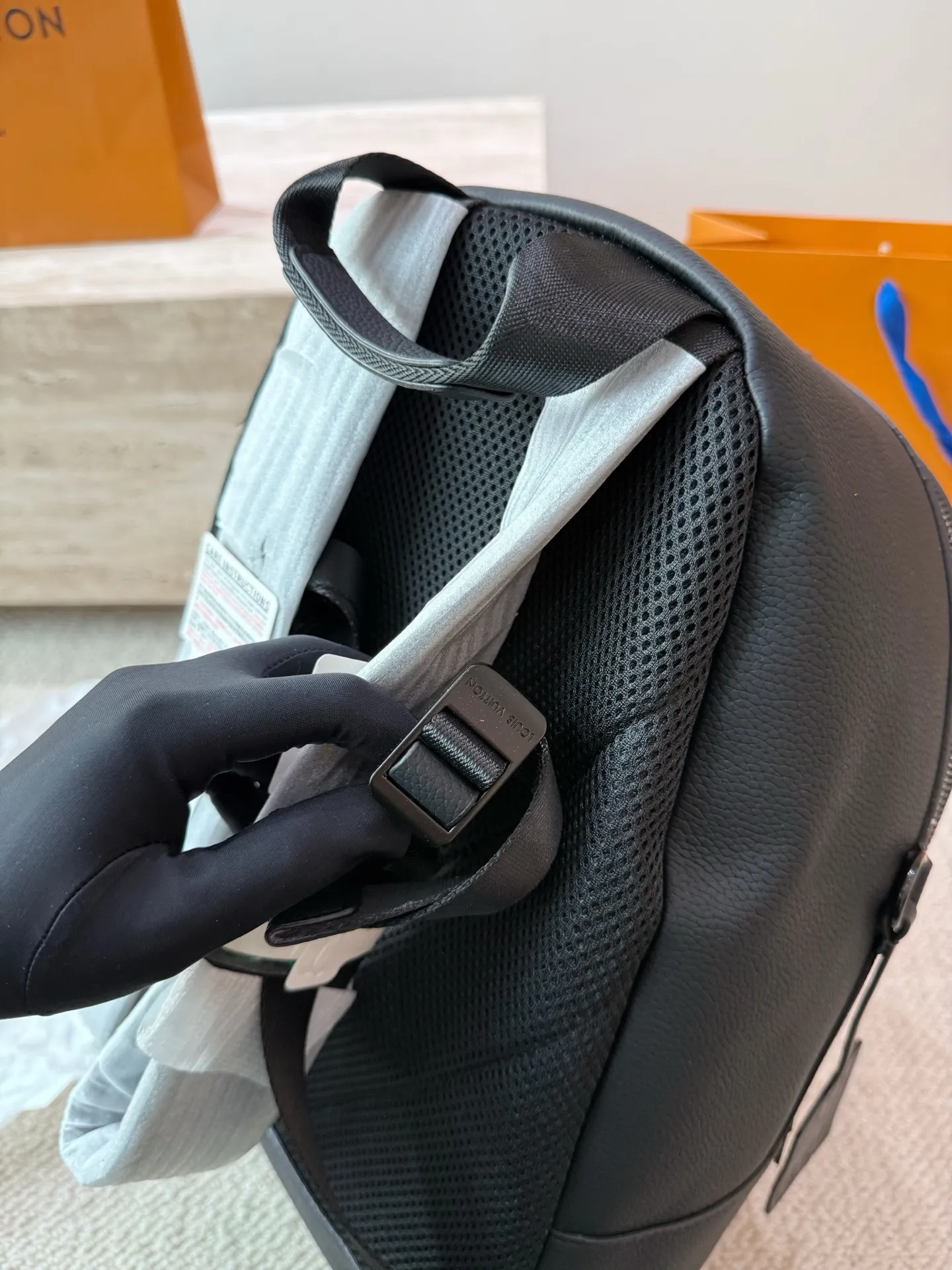 原单品质 P160 Lv 双肩包 Monogram帆布裁制而成，此款Hot Springs双肩背包代表LV Vernis皮革的华丽回归。是一款风格百搭而可爱，适合全天背携的时尚包袋，漆光牛皮，棉质帆布内衬，Monogram帆布饰边。进口漆皮搭配纯钢五金，尺寸30 45cm