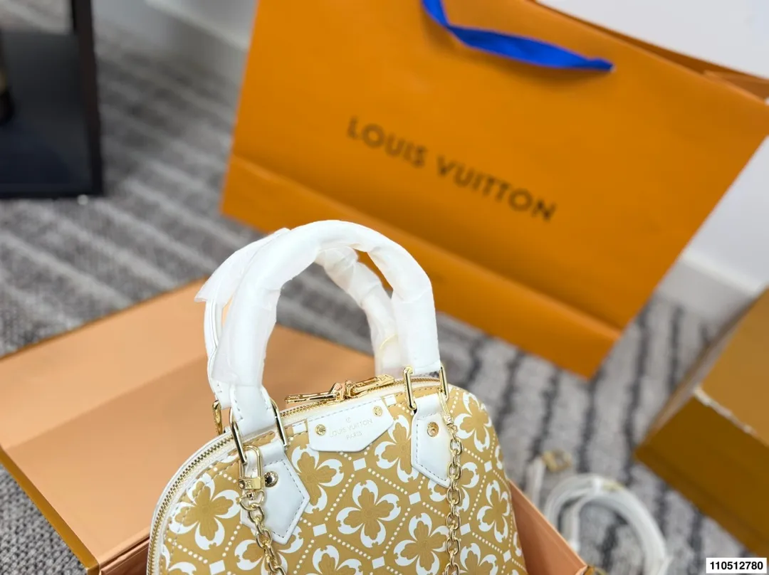 p190 配折叠盒 Lv Alma贝壳包 内敛！深沉！有味道！ 这款百搭的经典手袋 依然很受现代的青睐！ 尺寸：22 17