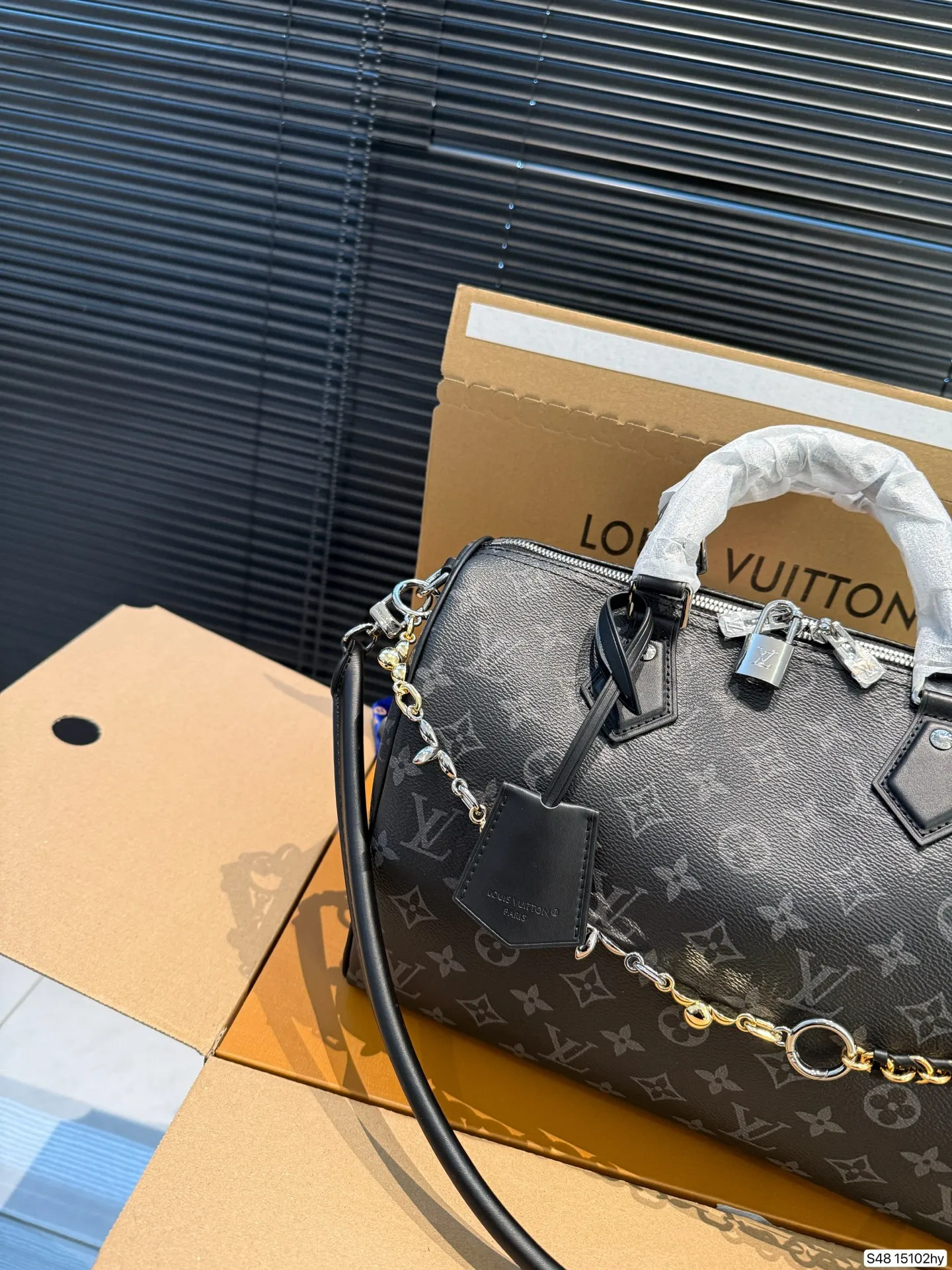 P290 配飞机盒折叠盒 Lv X Nigo Keepall 30.枕头包 手袋是一款理想的都市手袋。 标志性的造型与经典的 Monogram 帆布,加之多种携带方式和奢华的天然饰边为该包平添一份时尚前卫之感。尺寸:30 21货号15102