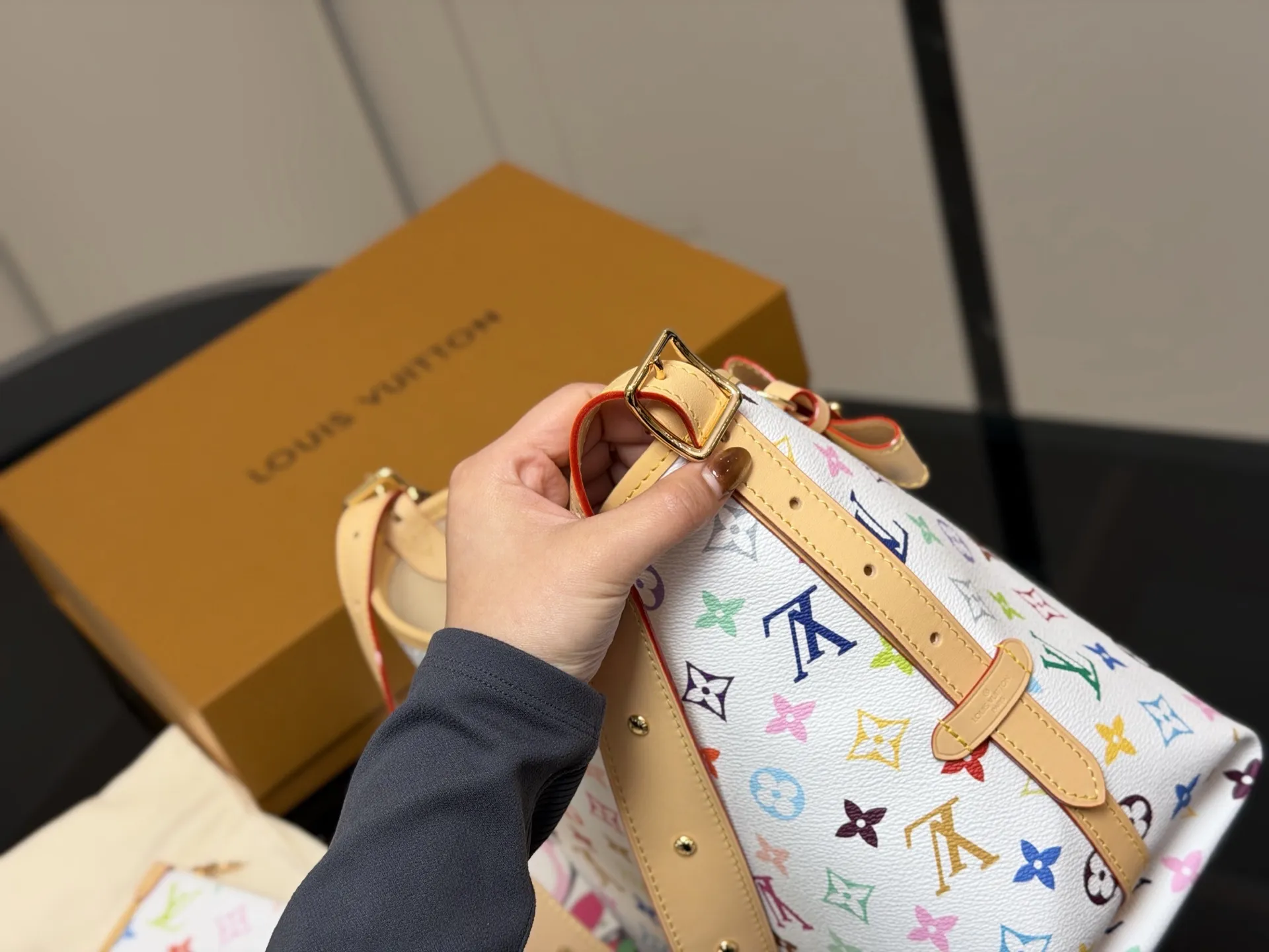 &yen;250 配折叠盒飞机盒 size： 29*25cm（中） Lv 最强者CarryAll， 可爱休闲都ok哈 carryall是真的强！ 内附一只收纳零钱包， 性价比无比在线了&hellip; 搜索🔍carryall 蝴蝶结