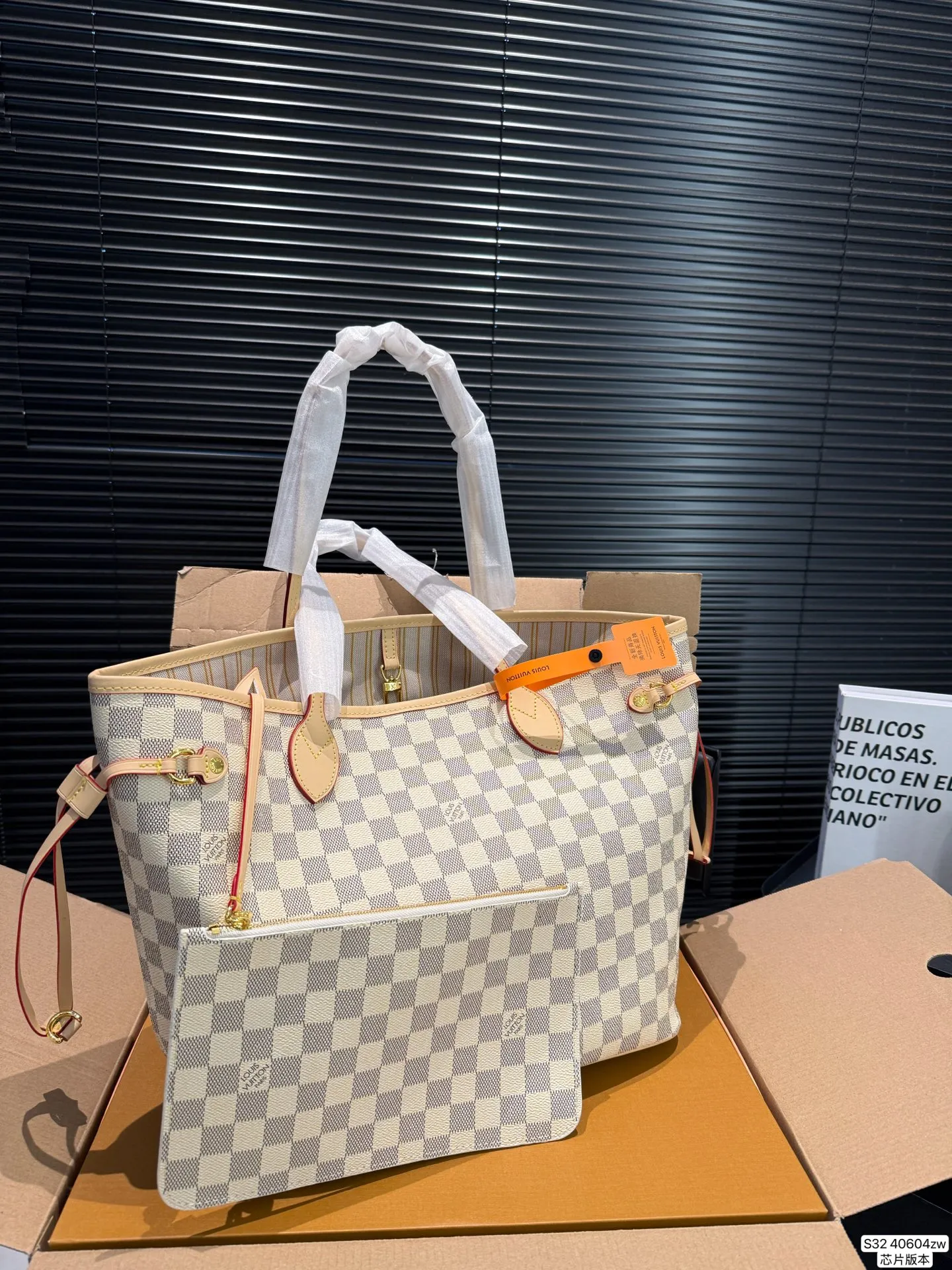 P210 配折叠盒飞机芯片版本 LV 经典购物袋 Neverfull 全新演绎经典手袋，探索袋内精致细节。重新设计的内袋采用了清新的织物内衬和灵感源自档案馆的复古细节，最值得称道的莫过于可脱卸式拉链手包，它既可单独作为一只精致手拿包使用，亦可作为额外的口袋。明快的内衬色调为 Monogram 经典帆布增加了更多活泼生动之感。尺寸31 29 货号40604