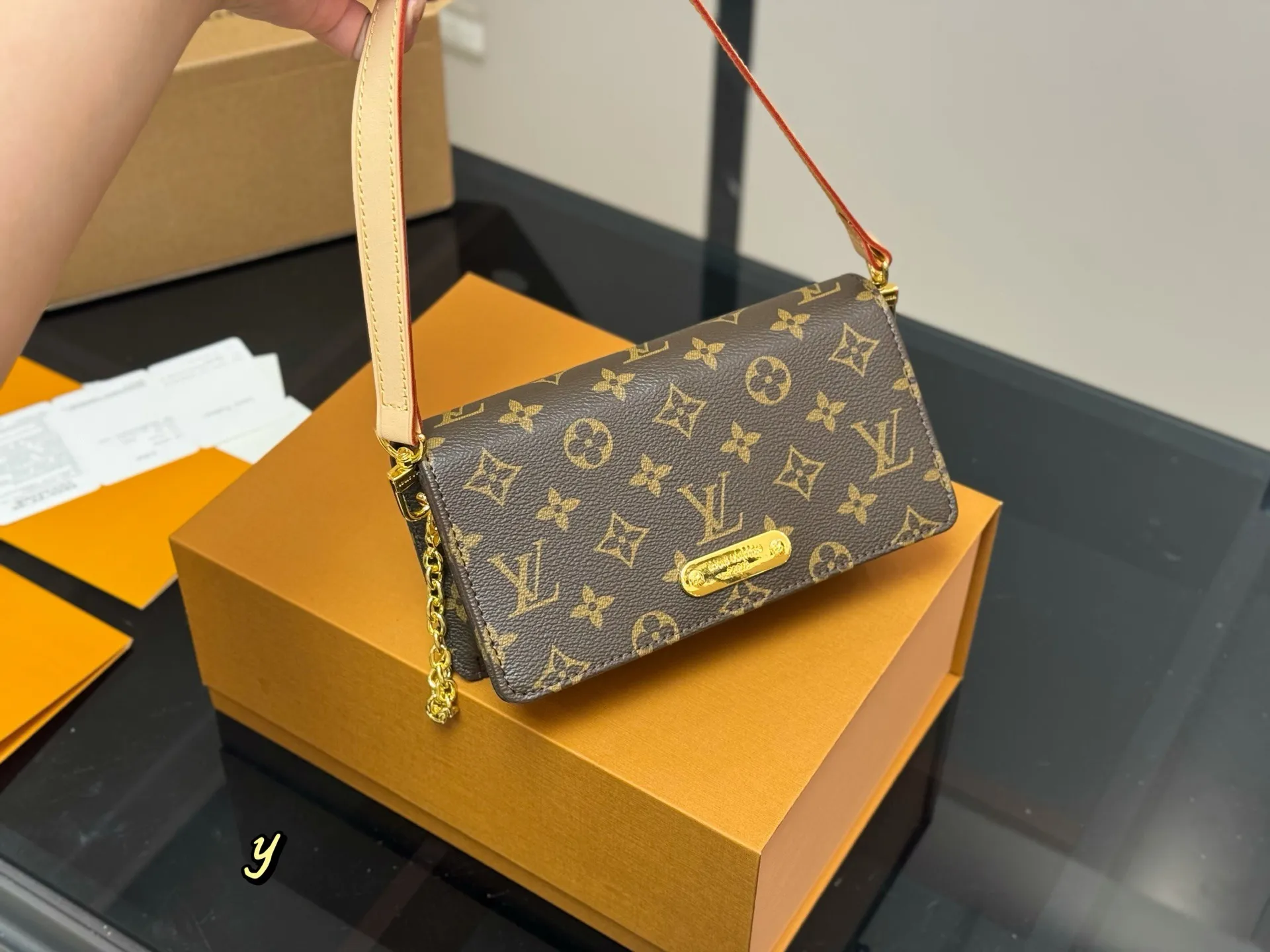 &yen;155 配折叠盒飞机盒 Lv新款Lily woc， 容量看起来比三合一更加分！ 有种复古感，而且链条还能拆哦。 下一个爆款 尺寸:21.12cm