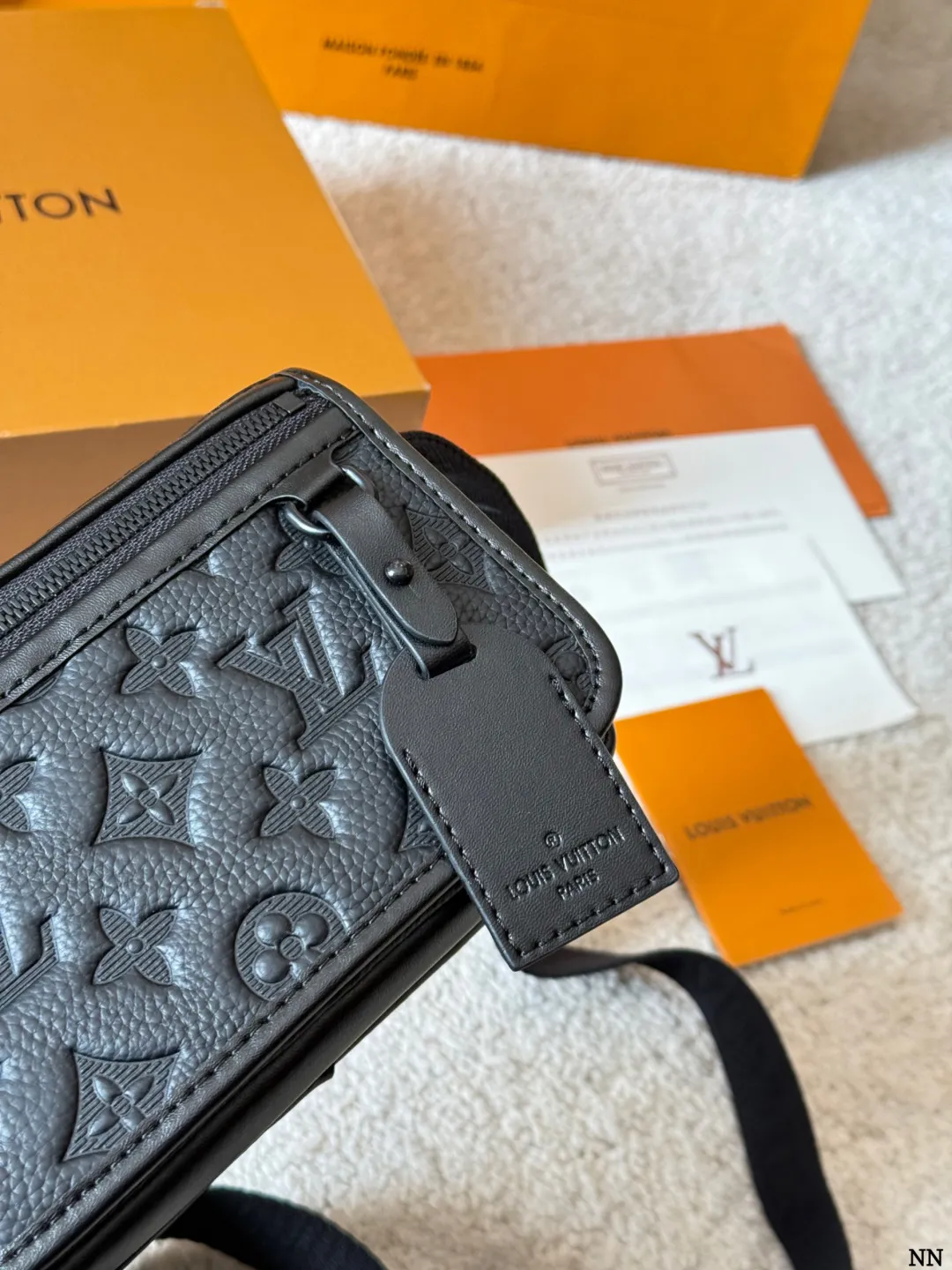 牛皮版本 p170 LV 黑花 Soft Trunk 盒子包 VLV Soft Trunk黑花盒子包,经典Monogram Eclipse黑花图案,低调又有辦识度!涂层帆布+牛皮饰边,质感满分。配可调节肩带,单肩斜挎都OK,日常通勤、出街超百搭。内部空间合理,手机、卡包、钥匙轻松收纳,拉链开合更安全全。男女都能驾驭,时尚又实用,LV热门款必入 18.5x13x8cm18.5x13x8cm