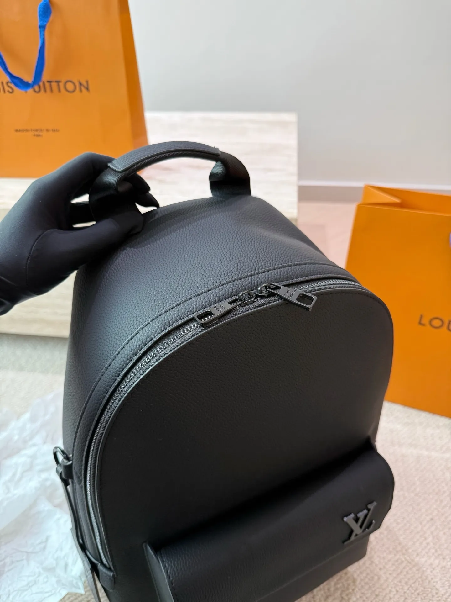 原单品质 P160 Lv 双肩包 Monogram帆布裁制而成,此款Hot Springs双肩背包代表LV Vernis皮革的华丽回归。是一款风格百搭而可爱,适合全天背携的时尚包袋,漆光牛皮,棉质帆布内衬,Monogram帆布饰边。进口漆皮搭配纯钢五金,尺寸30 45cm