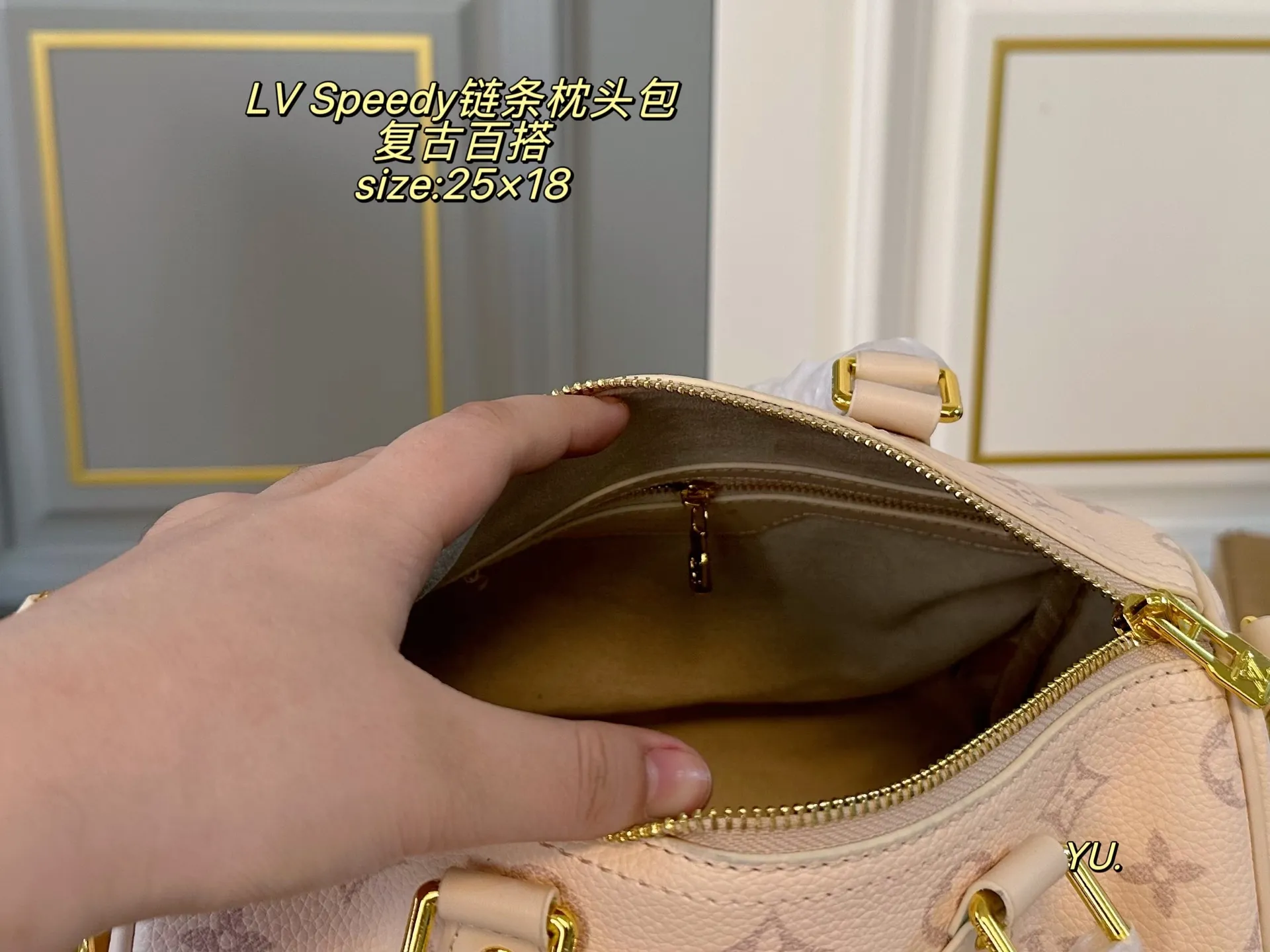 P160(无盒) size:25×18 LV 路易威登speedy bandoulelere枕头包💕 经典重现,轻便又时尚~ 手提➕链条⛓️设计,又酷又帅 浓浓复古风,时尚百搭,超级实用❗️