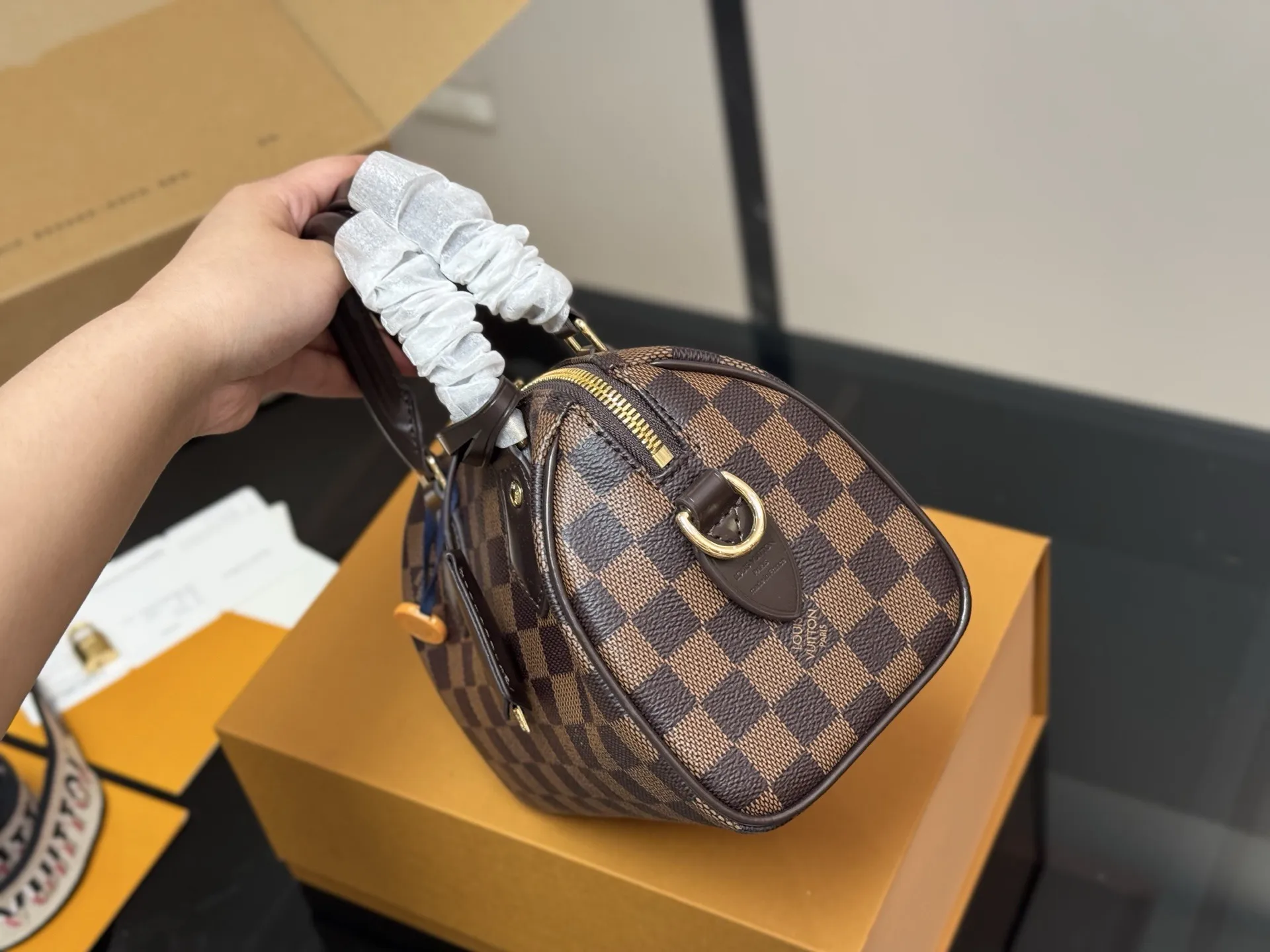&yen;195 配折叠盒飞机盒 size：21.15cm LV SPEEDY20 新款枕头包 搜索🔍 Lv 枕头包