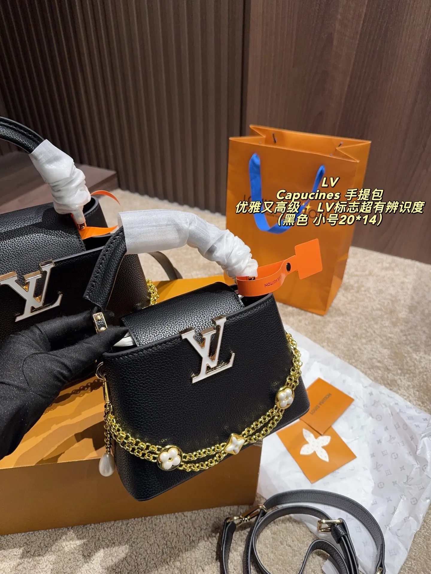 P185配折叠盒⚠️尺寸27*18 P175配折叠盒⚠️尺寸20*14 LV Capucines 手提包 优雅又高级✨ LV标志超有辨识度,手提or斜挎都OK,配可拆卸肩带,日常通勤、晚宴都能轻松驾驭。尺寸适中,收纳力满分,实用又时髦!沉稳大气,细节精致,秋冬搭配深色系服饰超加分,是LV经典系列代表款之一