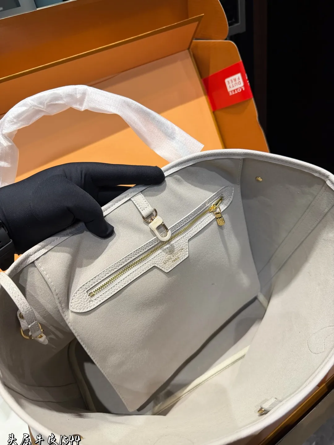 ❤️头层牛皮 p310❤️ Lv牛皮L家 Neverfull 中号购物袋！入门级的款式哦！绝对的终身款！此物经典不言而喻！街拍和实用都是非常nb的选择！大家拿到后可以感受下，皮质颗粒之间空袭分明，宽度平均，摸上去软硬适中，尺寸 32*28cm