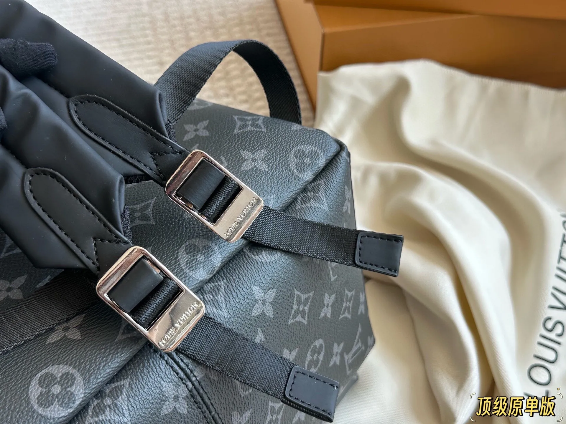 复刻版 纯牛皮 p225 经典老花潮人必备双肩包！ Discovery 小号双肩包取材 Monogram Eclipse 帆布，以更为紧凑的构型延续灵活功能。外袋、拉链前袋和开口 侧袋方便取放物品，内袋确保收纳井然有序。size： 29&times;38&times;20cm