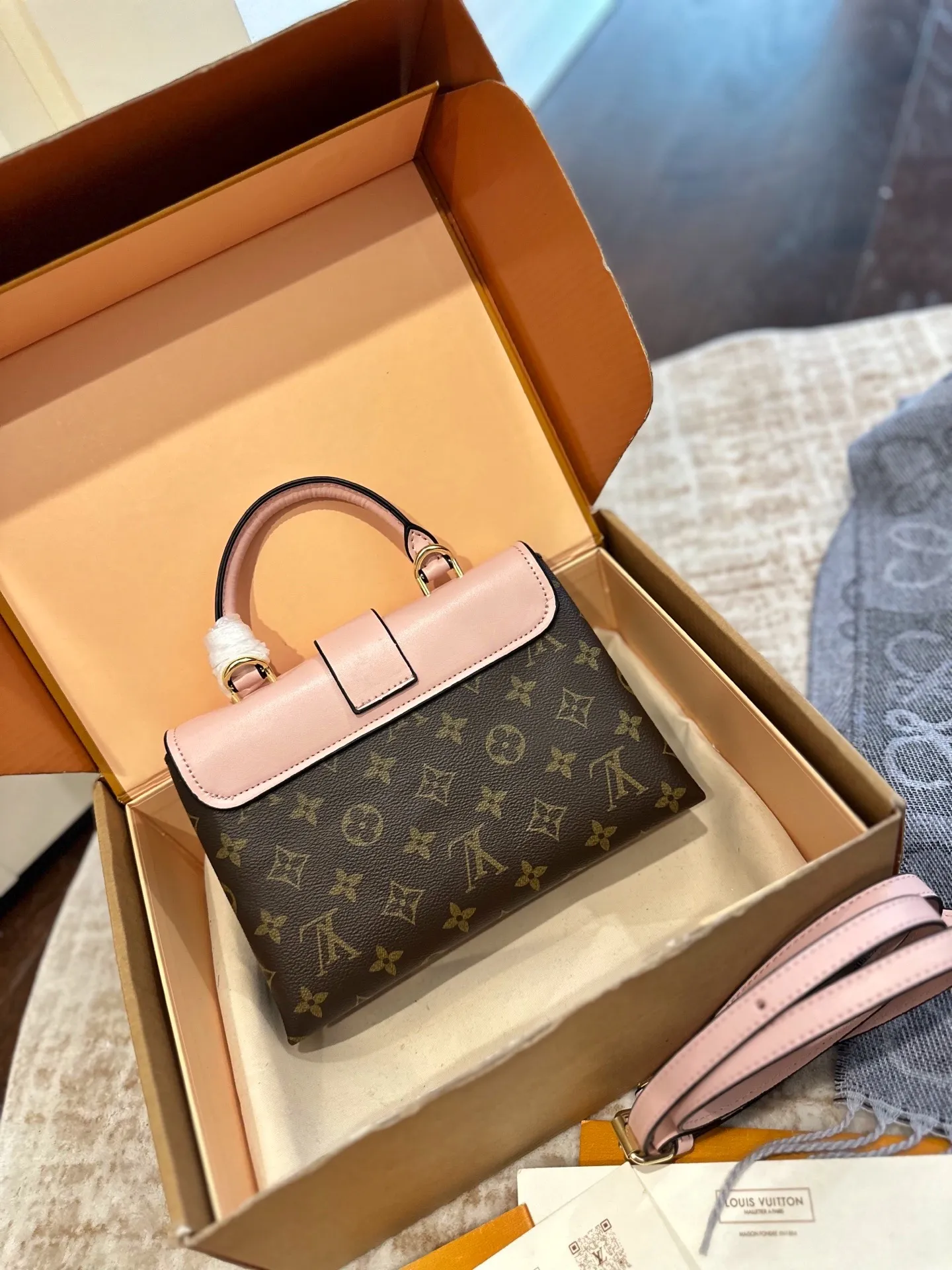 p100 礼盒包装 LV 新款LOCKY BB老花拼皮手提单肩斜跨包 Monogram涂层帆布与柔滑的材质 磨面牛皮饰边 织物内衬 金色金属饰件 顶部配有Toron手柄 适合手提或手挽 可脱卸 可调节肩带 方便肩背或斜挎 经典磁吸挂锁 内设贴袋 尺寸23cm