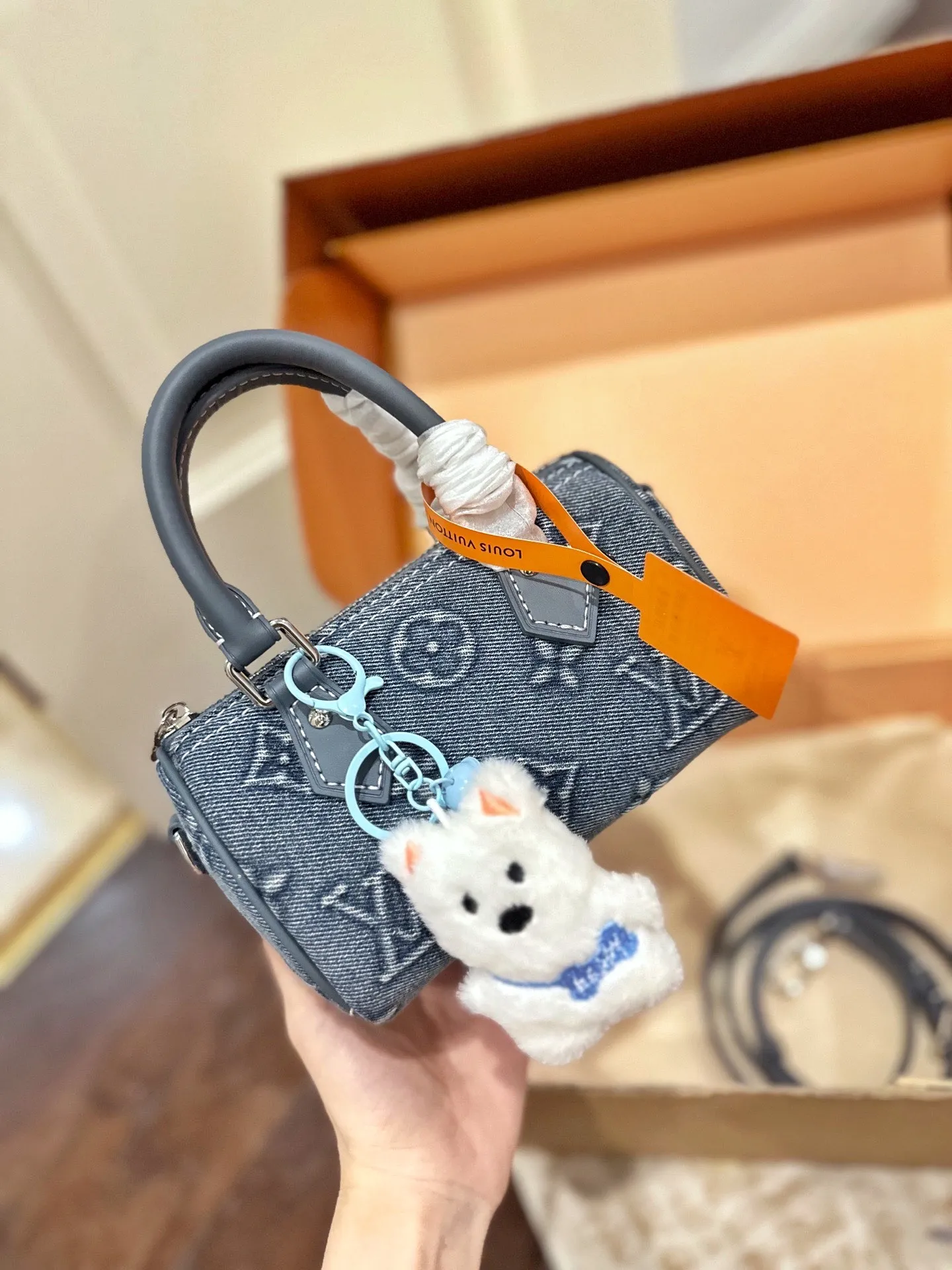 变码芯片p130 送挂件 官网双盒包装 size:16*10cm L家 永远经典Speedy Nano 将欢愉注入每个设计细节! LBuy限量呈献 全新圣诞 设计的 Vivienne Winter Holiday