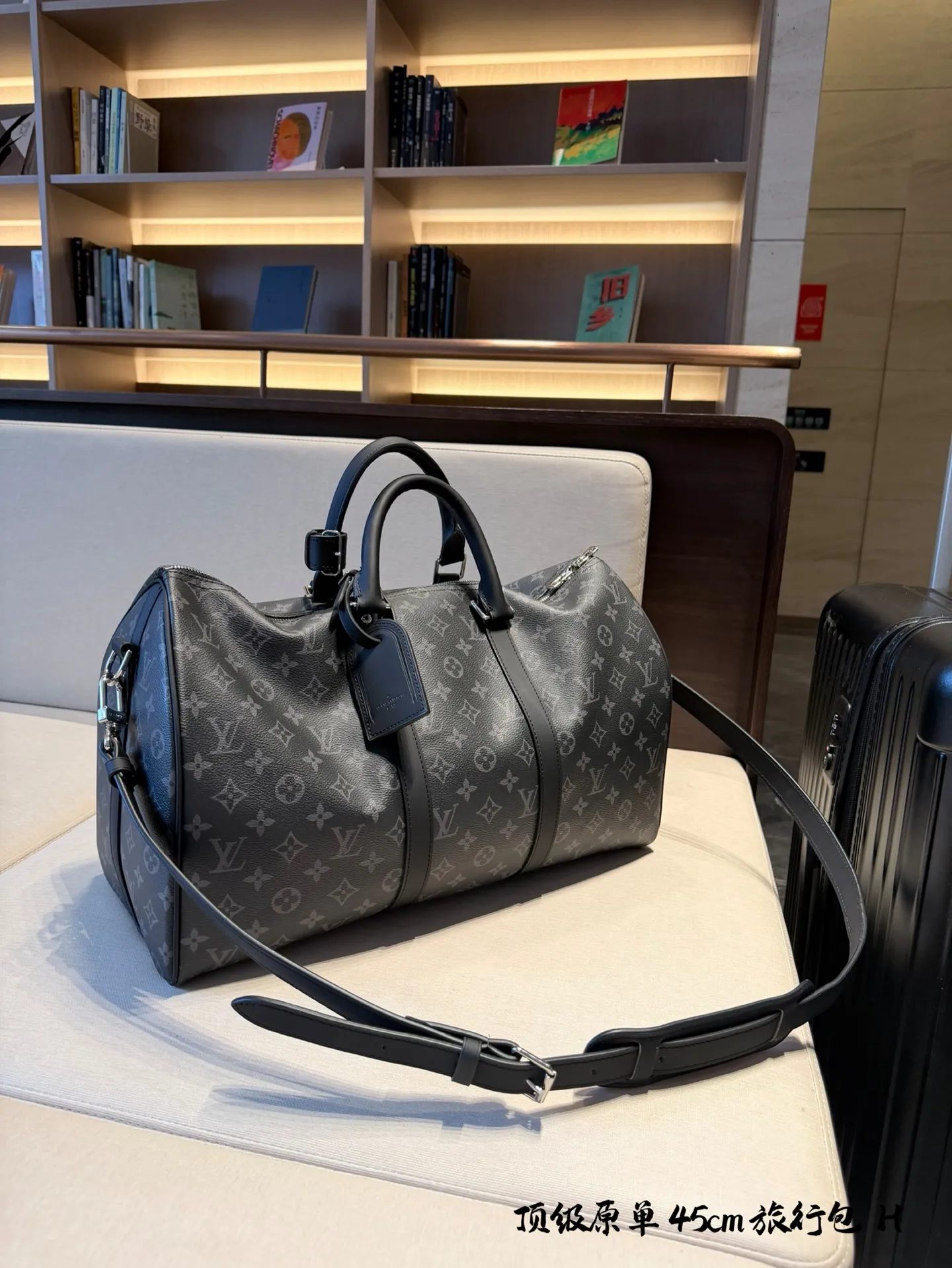 lv 旅行包p220 超酷中LV Keepall老花旅行袋 LVKeepall 出差旅行最常用的一只包 这是超酷的一只包 可以做健身包，也可做旅行袋 容量超级感人非常的实用! 出差三四天背这只包，衣服和洗漱用品完全足够!最主要是凹造型最棒了~ 马上爱豆出街的赶脚 路易威登Louis Vuitton 9VintageMusevie 中古店Iv keepall老花手提包包 45cm无盒