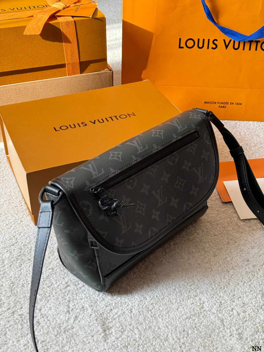 牛皮版本 p160 LV Pulse 邮差包 M12681 VLV Pulse邮差包M12681，黑色Monogram Eclipse涂层 帆布+牛皮饰边，低调又有辦识度艹。盖磁扣+外拉链袋，内部多夹层，收纳超方便！肩带可调节，单肩斜挎都OK，通勤休闲都能搭。 线绳拉链头设计，时髦又实用，是LV黑武士系列热门款，商务休闲都能轻松驾驭 尺寸 23 18cm