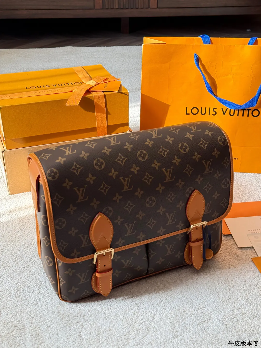 牛皮版本 p250 LV Satchel 邮差包 LV Satchel邮差包,经典Monogram老花帆布+深蜜色牛皮饰边,复古学院风满满!小巧精致,日常通勤、休闲出行都超适合艹。双扣设计+可调节肩带,单肩斜挎都OK,内部空间能装手机、钥匙、卡包等小物。灵感源自1930年代邮差包,实用又有收藏价值,男女都能轻松驾驭,搭配休闲或复古穿搭都很出彩 尺寸 35 26cm