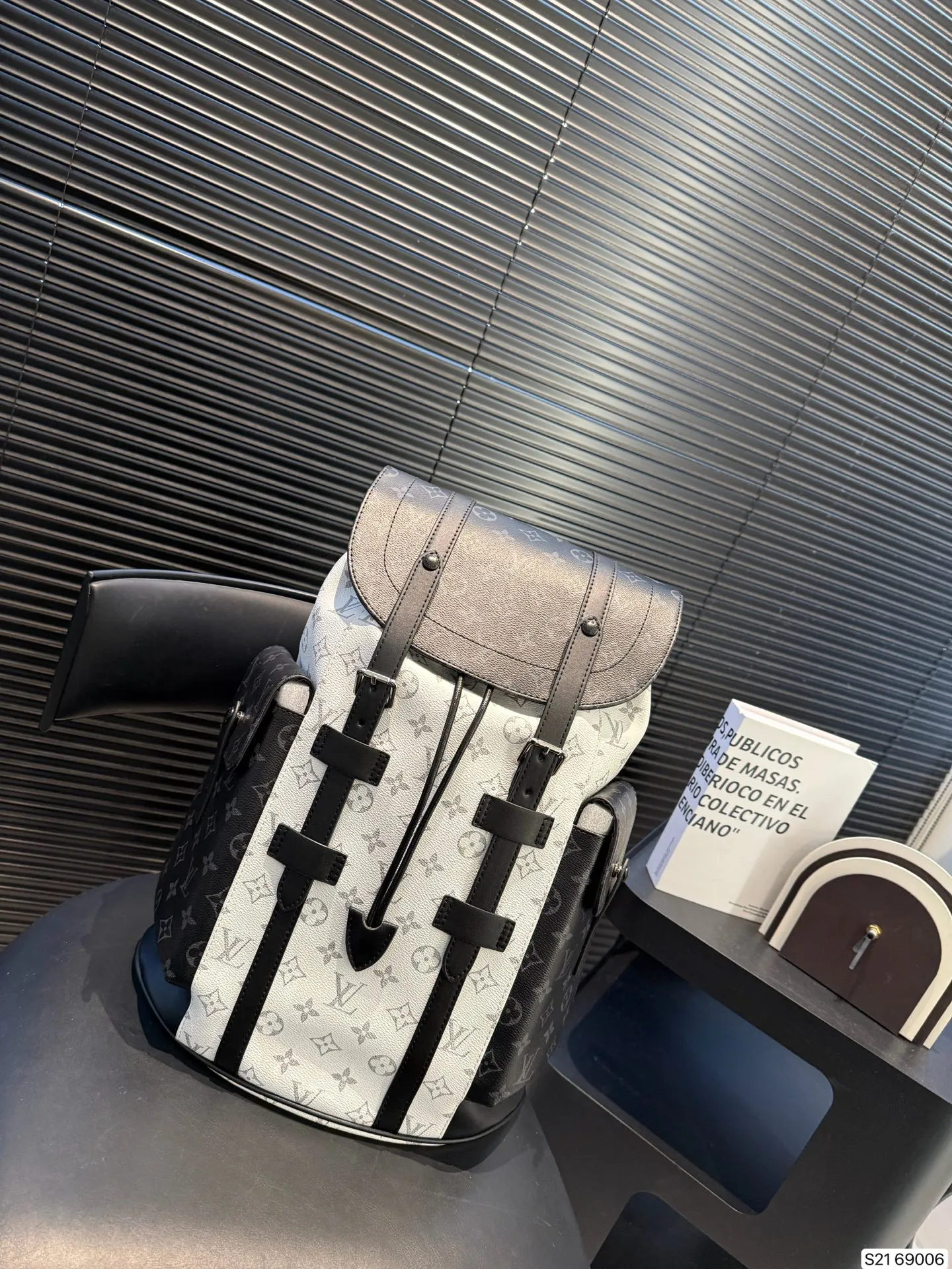 P155 LV 早春最新款 双肩包 这款时尚功能背包是最适合都市活躍人士 它将运动袋形与独特的品牌细节元素结合 背都超好看哦!尺寸: 32 42 货号69006