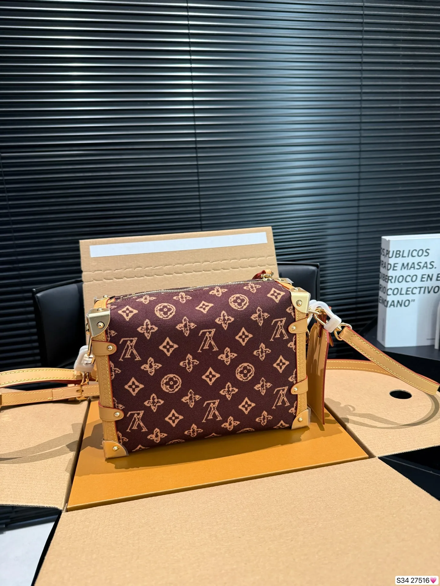 P220 配飞机盒折叠盒 LV 130周年限定来袭！村上隆三彩返场🥹 LV 130周年限定系列，这次是真的开挂了！ LV谷爱凌软盒子来啦美到犯规💕 五金精致有分量，肩带长度刚刚好，单肩斜挎都很绝👏日常搭配T恤、牛仔裤，容量也很实用，手机、口红、粉饼等小物件都能装下~ 尺寸23 16 货号27516