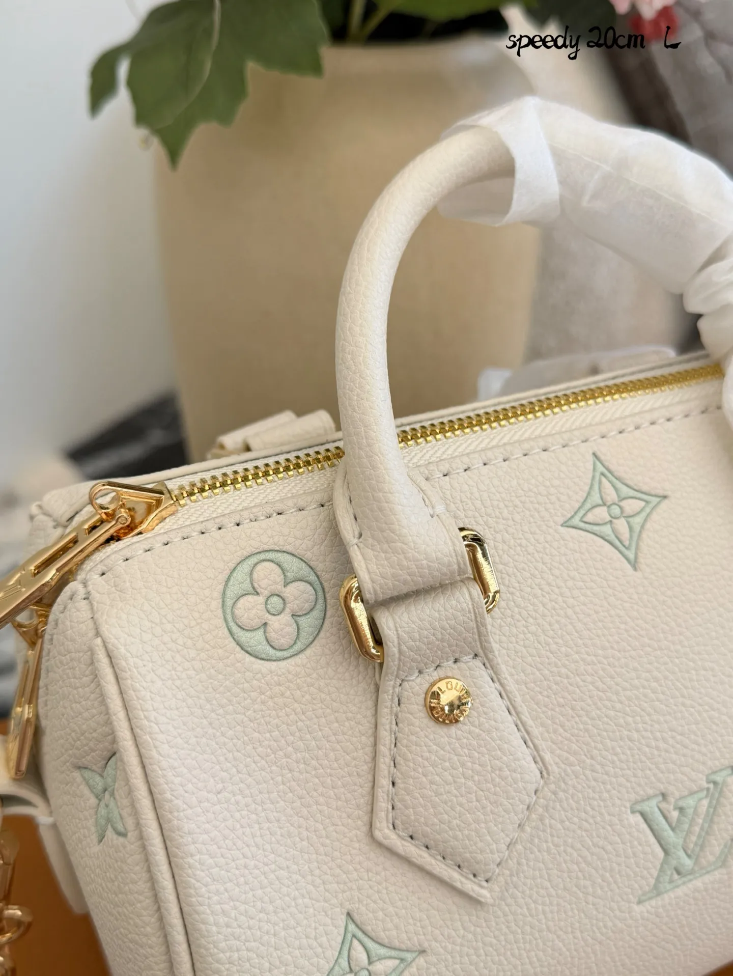 LV Speedy 20手袋p180 LV Speedy 20手袋，白色粒面牛皮+浅绿Monogram刺绣，清新优雅超有辨识度!金属锁扣+链条肩带，手提斜挎都OK，日常通勤、休闲出街都能轻松驾驭汁。内部空间合理，手机钱包都能装，实用又时髦，是LV经典系列的热门款，时尚感满分!