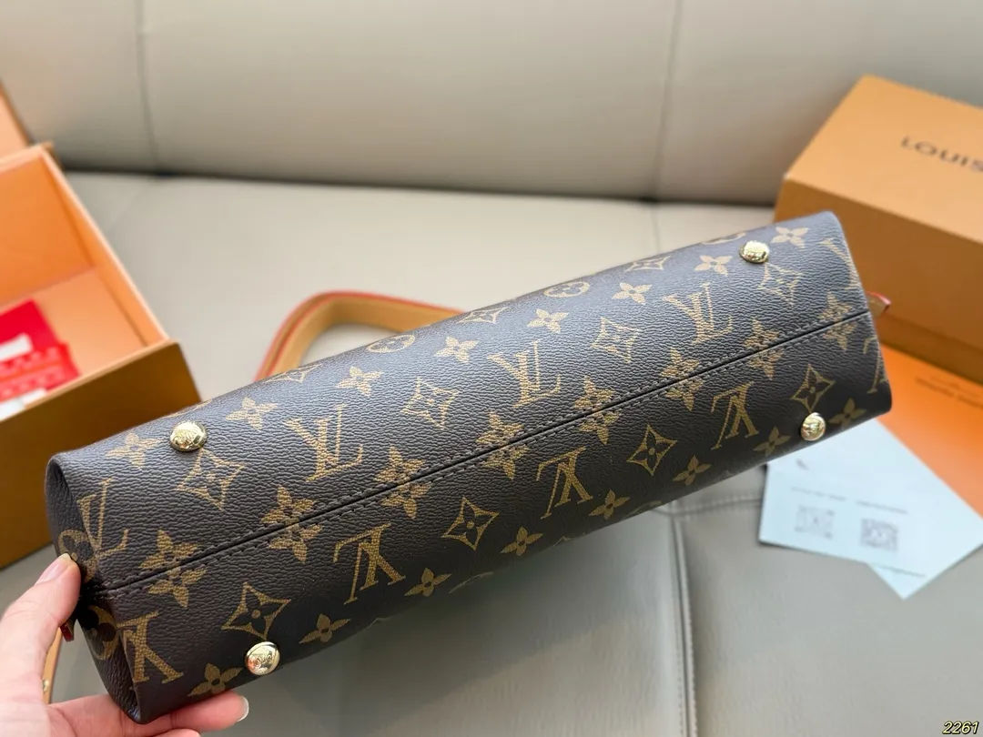 ¥175折叠盒 lv横版carryall好像也挺可爱 Carryall算得上是L家的当家花旦之一了, “简洁实用