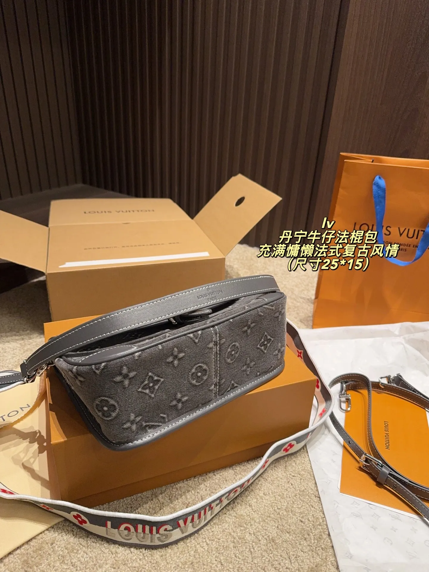 P205配折叠盒⚠️尺寸25*15 lv丹宁牛仔法棍包 充满慵懒法式复古风情的法棍包,方方正正的长方包型,采用上窄下宽的梯形设计不只更贴身,而且容纳力十足。内里开合间隔实用分明,背面也设有隔层,超级无敌能装❗️ 可拆卸长短双肩带设计,单肩斜挎手提多功能兼备