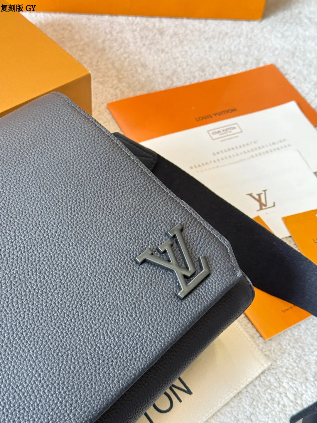 复刻版 p280 LV Takeoff 小号邮差包 LV Takeoff小号邮差包,黑色粒面牛皮+经典 Monogram压纹,低调又有质感!翻盖设计+可拆卸肩带,单肩or斜挎都OK,通勤休闲都能搭。尺寸刚好,手机钱包轻松装下,实用又时髦,是男士必入的经典单品! 尺寸 28 22cm