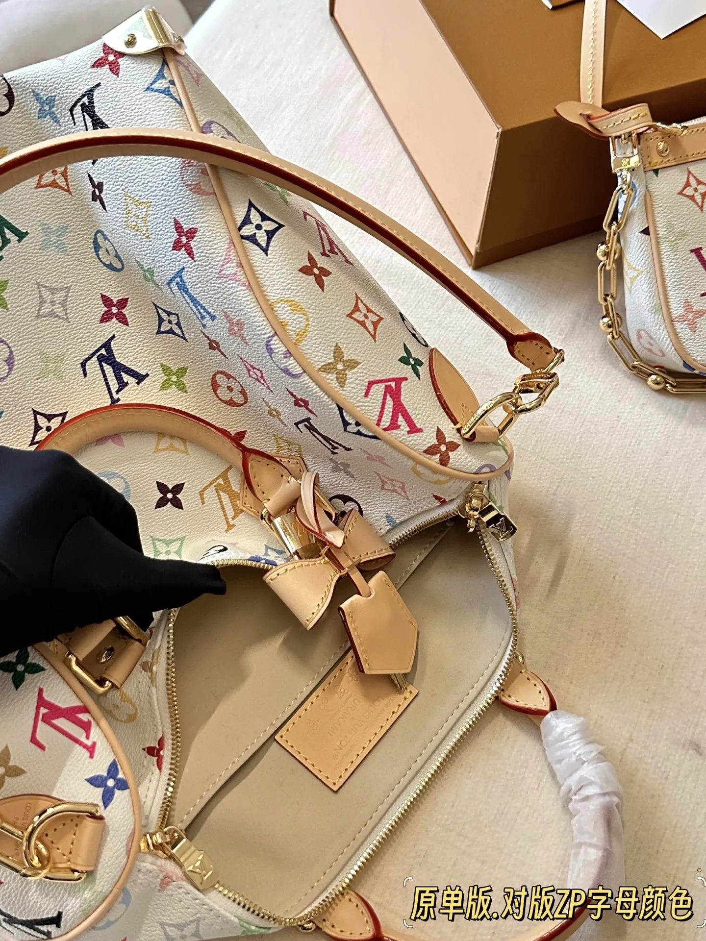 💰300 配盒 白三彩 原单版 size:30*21cm 快來看看L家 Speedy30 枕头包 尺寸30公分日常、旅行都適合! 这个尺寸太喜欢了 真好用!也太 COOL!