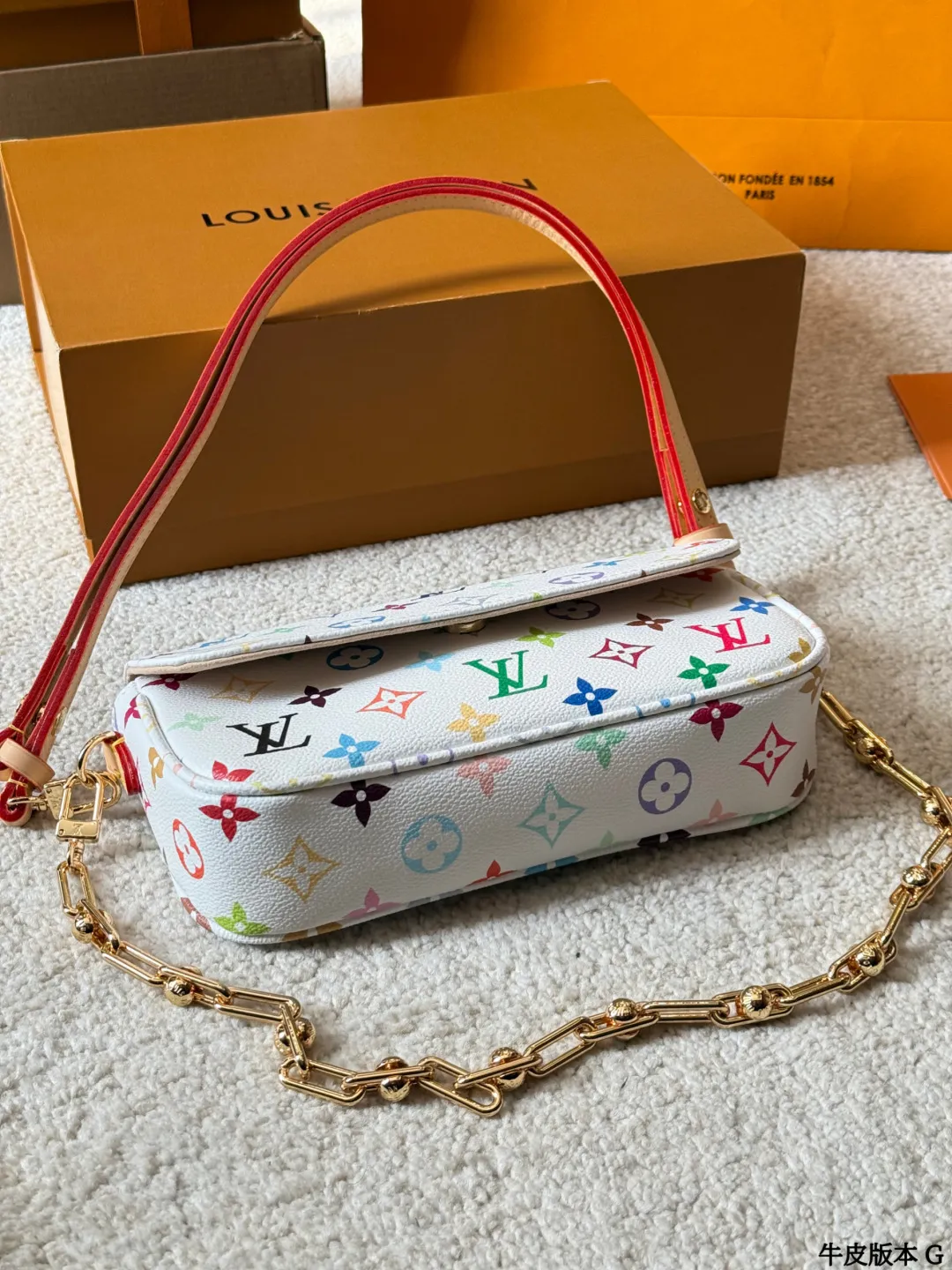 牛皮版本 p200 2025新款 LV/路易威登 WALLET ON CHAIN IVY腋下包 ~~LV ivy链条包 也是这两年的大爆款 两根肩带 包里面有做分层就很实用 尺寸22 13cm