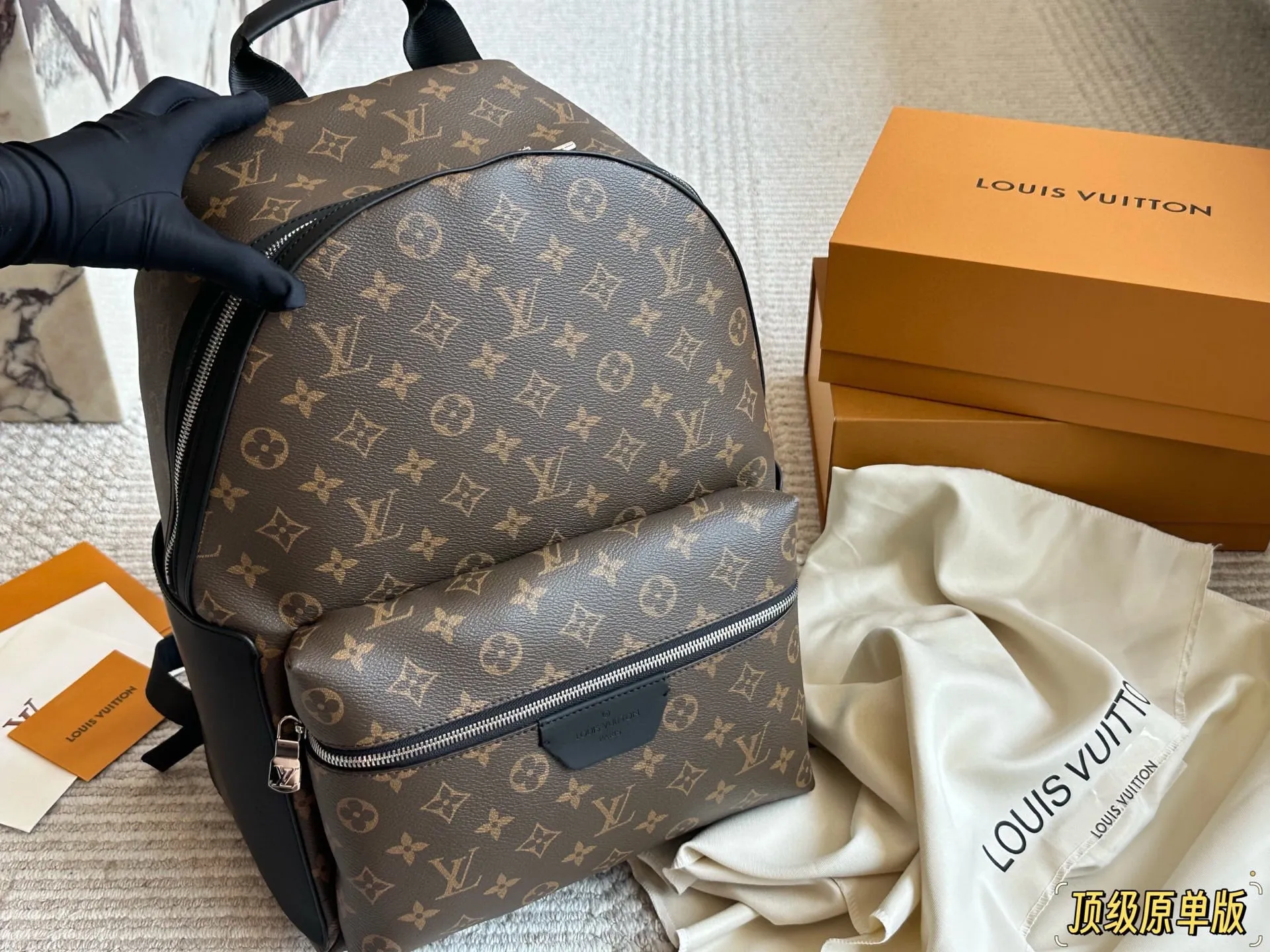 复刻版 纯牛皮 p225 经典老花潮人必备双肩包! Discovery 小号双肩包取材 Monogram Eclipse 帆布,以更为紧凑的构型延续灵活功能。外袋、拉链前袋和开口 侧袋方便取放物品,内袋确保收纳井然有序。size: 29×38×20cm