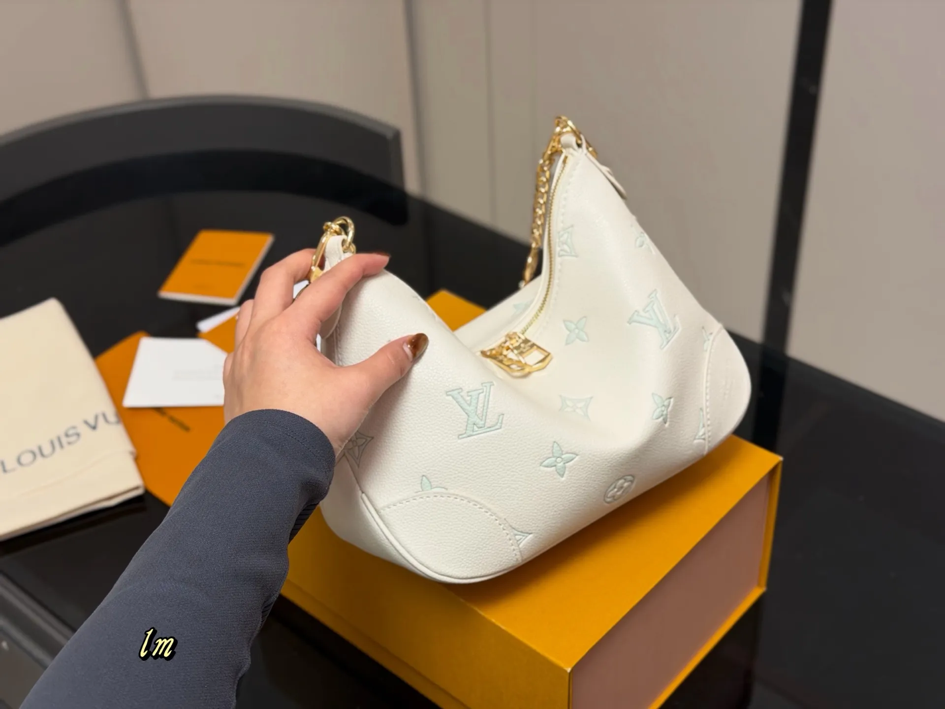 ¥180 配折叠盒 size:29*16cm Lv 最新款牛角包 原版五金! 定制版直接采用小牛皮 Vintage 经典单肩包 配置肩带➕链条 单肩斜挎都无敌好看百搭!